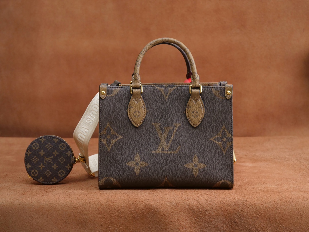 NO:557105,Exclusive real-shot 163 chip imported fabric duty-free packaging model M46373, this small OnTheGo handbag is made of Monogram and Monogram Reverse canvas, with the Monogram Giant pattern embellished on it. The Toron handle and the jacquard textured shoulder strap decorated with the brand's inscription create a visual contrast, and the detachable coin bag is suitable for storing change or small items. It has both fashionable charm and multiple functions, making it a good daily companion. 25.0 x  19.0 x 11.5 cm (length x height x width), LV [top quality original order], louis vuitton, versace19860909独家实拍163芯片进口面料免税包装 型号M46373,本款 OnTheGo 小号手袋拼合 Monogram 和 Monogram Reverse 帆布,Monogram Giant 图案点缀其上.Toron 手柄和饰有品牌铭纹的提花织纹肩带构筑视觉反差,可拆卸零钱袋适宜存放零钱或玲珑小物.时尚气韵与多样功能兼备,成就日常良伴.25.0 x 19.0 x 11.5 厘米 (长 x 高 x 宽),LV【顶级原单】,louis vuitton,versace,Bag