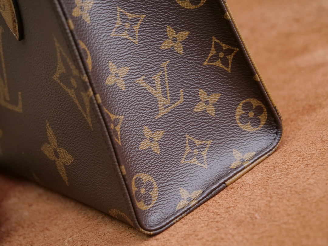 NO:557111,Model M46373, this OnTheGo small handbag is made of Monogram and Monogram Reverse canvas, with the Monogram Giant pattern embellished on it. The Toron handle and the jacquard textured shoulder strap decorated with the brand's inscription create a visual contrast, and the detachable coin bag is suitable for storing change or small items. It has both fashionable style and multiple functions, making it a good daily companion. 25.0 x 19.0 x 11.5 cm (Length x  Height x width), LV [top original order], louis vuitton, versace19860909型号M46373,本款 OnTheGo 小号手袋拼合 Monogram 和 Monogram Reverse 帆布,Monogram Giant 图案点缀其上.Toron 手柄和饰有品牌铭纹的提花织纹肩带构筑视觉反差,可拆卸零钱袋适宜存放零钱或玲珑小物.时尚气韵与多样功能兼备,成就日常良伴.25.0 x 19.0 x 11.5 厘米 (长 x 高 x 宽),LV【顶级原单】,louis vuitton,versace,Bag