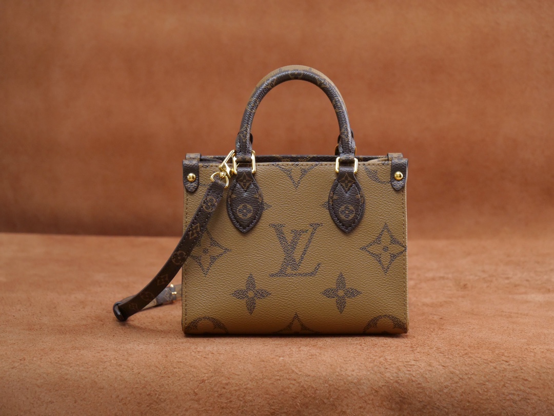 NO:557135,Exclusive real-shot 163 chip imported fabric, duty-free packaging, model M46839 presbyopic onthego tote bag with monogram canvas condensed original design, integrated into monogram reverse canvas for the leather handle and handle fixings. Ample space to store mobile phones, detachable and adjustable shoulder strap adds carrying options. Size 18 x 15 x 8.5 cm (length x height x width), LV [top original order], louis  vuitton,versace,totes19860909独家实拍163芯片进口面料 免税包装 型号M46839老花onthego 托特包以 monogram 帆布浓缩原版设计,为皮革手柄及手柄固定件融入 monogram reverse 帆布.充裕空间可收纳手机,可拆卸并调节的肩带再添背携选项. 尺寸18 x 15 x 8.5 厘米 (长度 x 高 x 宽),LV【顶级原单】,louis vuitton,versace,totes,Bag