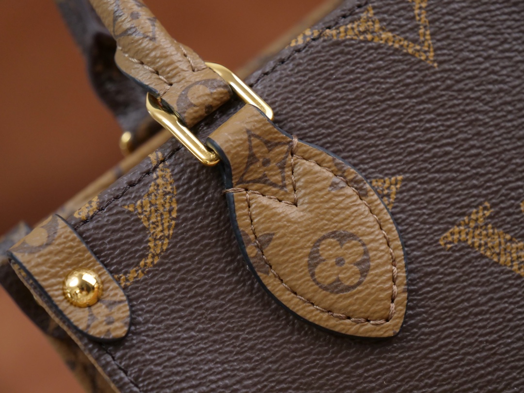 NO:557142,Model M46839 presbyopia onthego tote bag is condensed with the original design of monogram canvas, with monogram reverse canvas integrated into the leather handle and handle fastener. There is ample space to store mobile phones, and the detachable and adjustable shoulder strap adds carrying options. Size 18 x 15 x 8.5 cm (length x height x width), LV [top original], louis vuitton, versace, totes19860909型号M46839老花onthego 托特包以 monogram 帆布浓缩原版设计,为皮革手柄及手柄固定件融入 monogram reverse 帆布.充裕空间可收纳手机,可拆卸并调节的肩带再添背携选项. 尺寸18 x 15 x 8.5 厘米 (长度 x 高 x 宽),LV【顶级原单】,louis vuitton,versace,totes,Bag