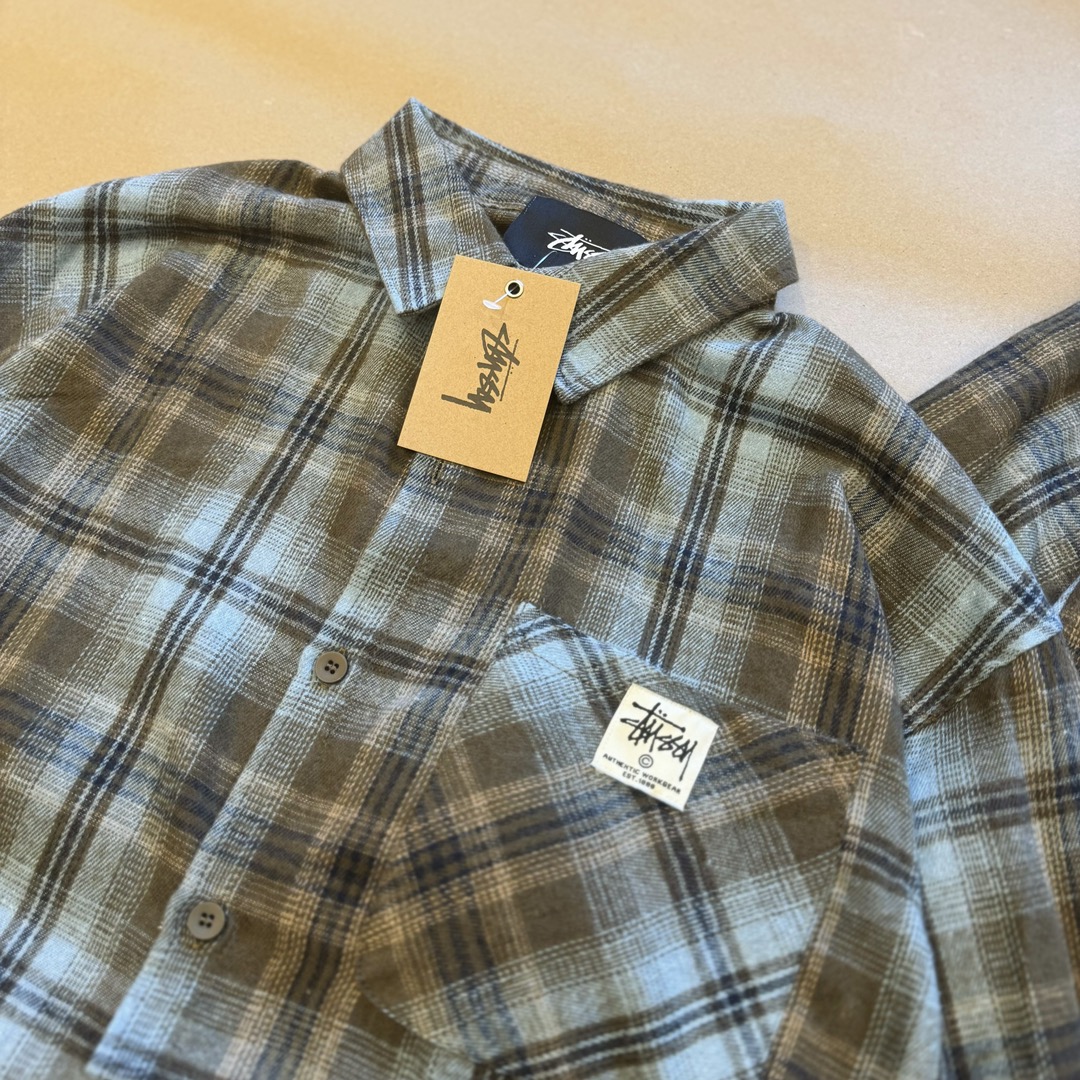 💰95款号254
Stussy 2024Fw 斯图西早秋系列格子衬衫外套
斯图西官网秋冬首发 进口法兰绒格纹优质面料 手感细腻 上身舒适 全身立体定位对格子裁剪 耗时耗料 oversized版型 自带慵懒风 男女上身都很百搭 无论内搭还是外穿 都是今年秋冬的不二之选 面料属于绒感磨毛 低饱和度的蓝咖色 复古韵味十足 今年很流行的色搭 个性十足 胸前定制斯图西贴标logo 彰显品牌魅力 今年大货斯图西 大厂代工 三标齐全 男女同款 最大穿到200斤
Color：蓝咖
Size：m～xl