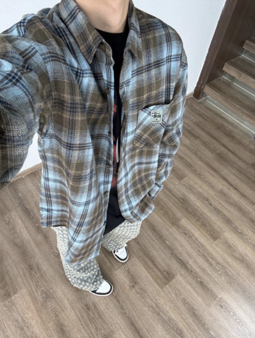 💰95款号254
Stussy 2024Fw 斯图西早秋系列格子衬衫外套
斯图西官网秋冬首发 进口法兰绒格纹优质面料 手感细腻 上身舒适 全身立体定位对格子裁剪 耗时耗料 oversized版型 自带慵懒风 男女上身都很百搭 无论内搭还是外穿 都是今年秋冬的不二之选 面料属于绒感磨毛 低饱和度的蓝咖色 复古韵味十足 今年很流行的色搭 个性十足 胸前定制斯图西贴标logo 彰显品牌魅力 今年大货斯图西 大厂代工 三标齐全 男女同款 最大穿到200斤
Color：蓝咖
Size：m～xl