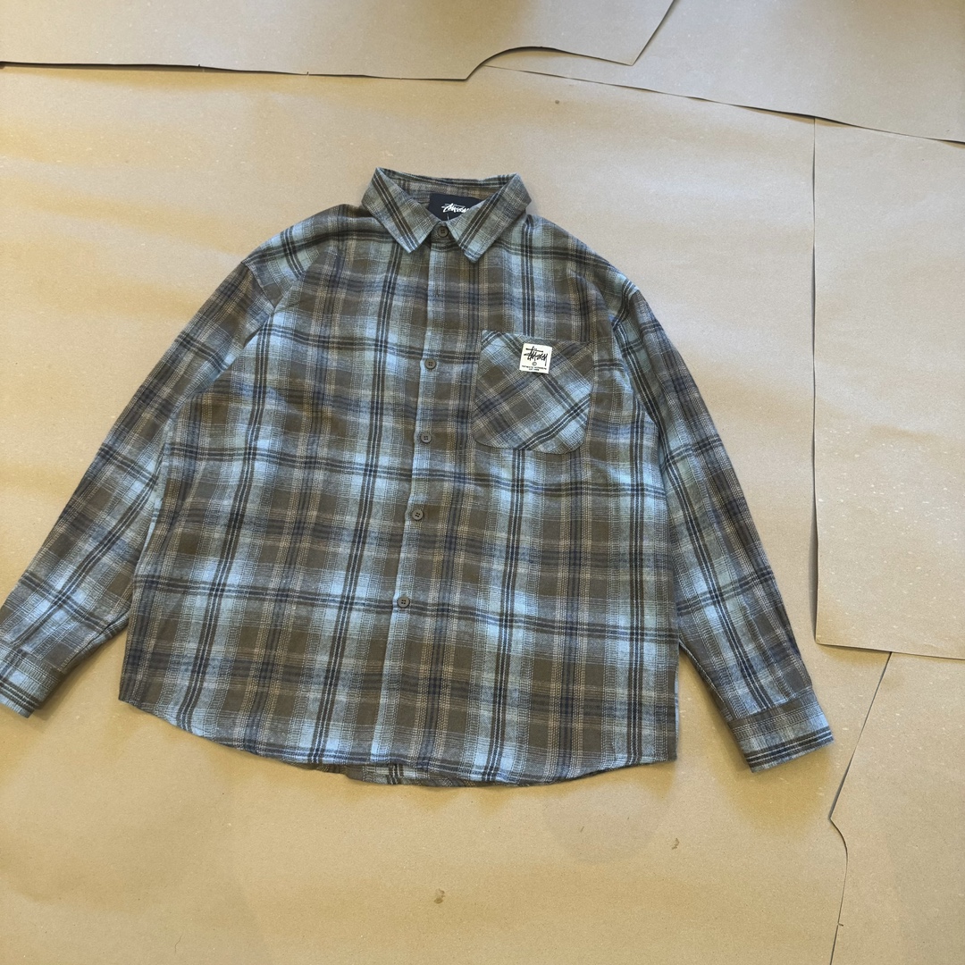 💰95款号254
Stussy 2024Fw 斯图西早秋系列格子衬衫外套
斯图西官网秋冬首发 进口法兰绒格纹优质面料 手感细腻 上身舒适 全身立体定位对格子裁剪 耗时耗料 oversized版型 自带慵懒风 男女上身都很百搭 无论内搭还是外穿 都是今年秋冬的不二之选 面料属于绒感磨毛 低饱和度的蓝咖色 复古韵味十足 今年很流行的色搭 个性十足 胸前定制斯图西贴标logo 彰显品牌魅力 今年大货斯图西 大厂代工 三标齐全 男女同款 最大穿到200斤
Color：蓝咖
Size：m～xl