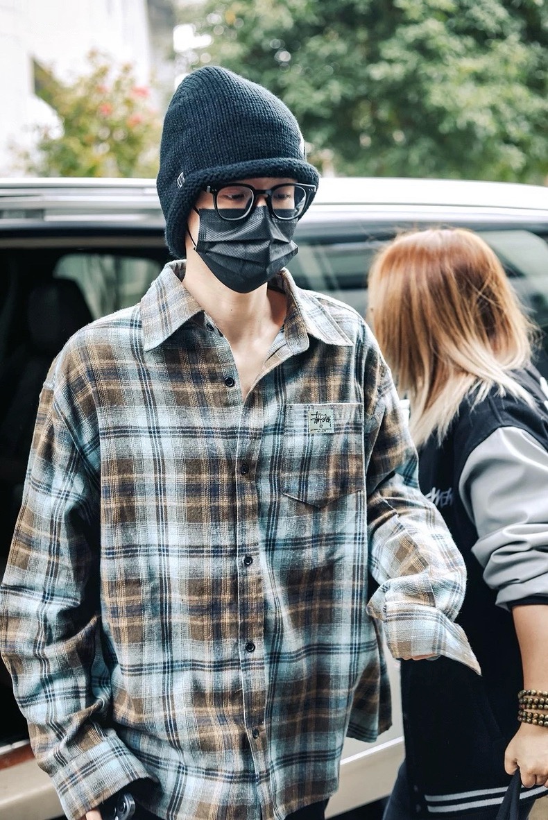 💰95款号254
Stussy 2024Fw 斯图西早秋系列格子衬衫外套
斯图西官网秋冬首发 进口法兰绒格纹优质面料 手感细腻 上身舒适 全身立体定位对格子裁剪 耗时耗料 oversized版型 自带慵懒风 男女上身都很百搭 无论内搭还是外穿 都是今年秋冬的不二之选 面料属于绒感磨毛 低饱和度的蓝咖色 复古韵味十足 今年很流行的色搭 个性十足 胸前定制斯图西贴标logo 彰显品牌魅力 今年大货斯图西 大厂代工 三标齐全 男女同款 最大穿到200斤
Color：蓝咖
Size：m～xl