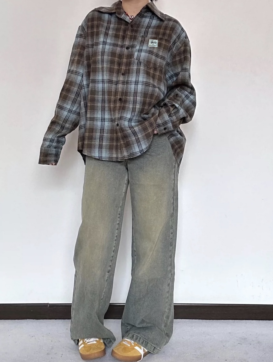 💰95款号254
Stussy 2024Fw 斯图西早秋系列格子衬衫外套
斯图西官网秋冬首发 进口法兰绒格纹优质面料 手感细腻 上身舒适 全身立体定位对格子裁剪 耗时耗料 oversized版型 自带慵懒风 男女上身都很百搭 无论内搭还是外穿 都是今年秋冬的不二之选 面料属于绒感磨毛 低饱和度的蓝咖色 复古韵味十足 今年很流行的色搭 个性十足 胸前定制斯图西贴标logo 彰显品牌魅力 今年大货斯图西 大厂代工 三标齐全 男女同款 最大穿到200斤
Color：蓝咖
Size：m～xl