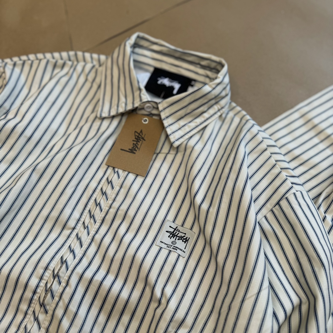 💰118款号289
Stussy 2024ss 斯图西日系复古竖条纹长袖夹克
整件衣服立体剪裁 袖长身短的设计 符合当下流行趋势 上身挺阔有型 不油腻 耗时耗料 众多网红明星打卡上身 胸前定制斯图西贴标logo 彰显品牌魅力 大厂代工 三标齐全 男女同款 
Color：竖条纹
Size：m～xl