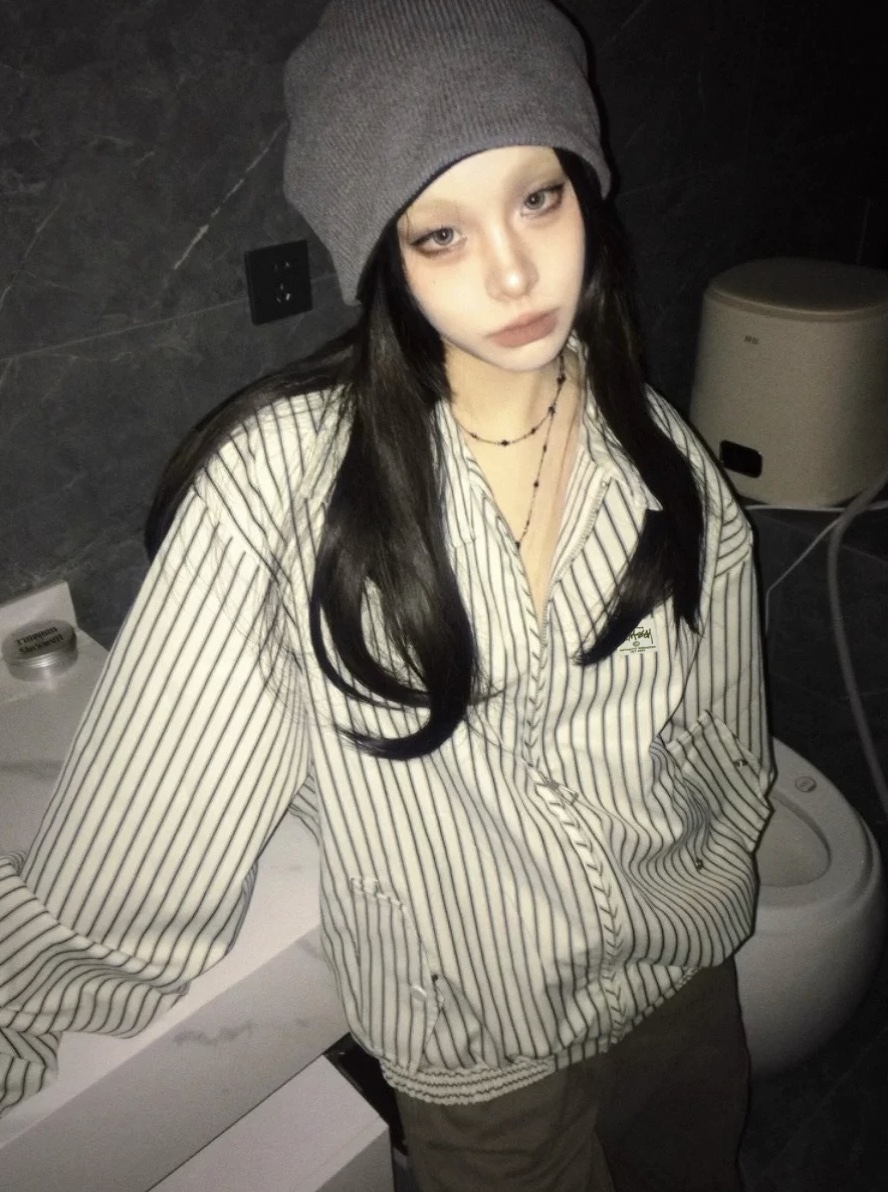 💰118款号289
Stussy 2024ss 斯图西日系复古竖条纹长袖夹克
整件衣服立体剪裁 袖长身短的设计 符合当下流行趋势 上身挺阔有型 不油腻 耗时耗料 众多网红明星打卡上身 胸前定制斯图西贴标logo 彰显品牌魅力 大厂代工 三标齐全 男女同款 
Color：竖条纹
Size：m～xl