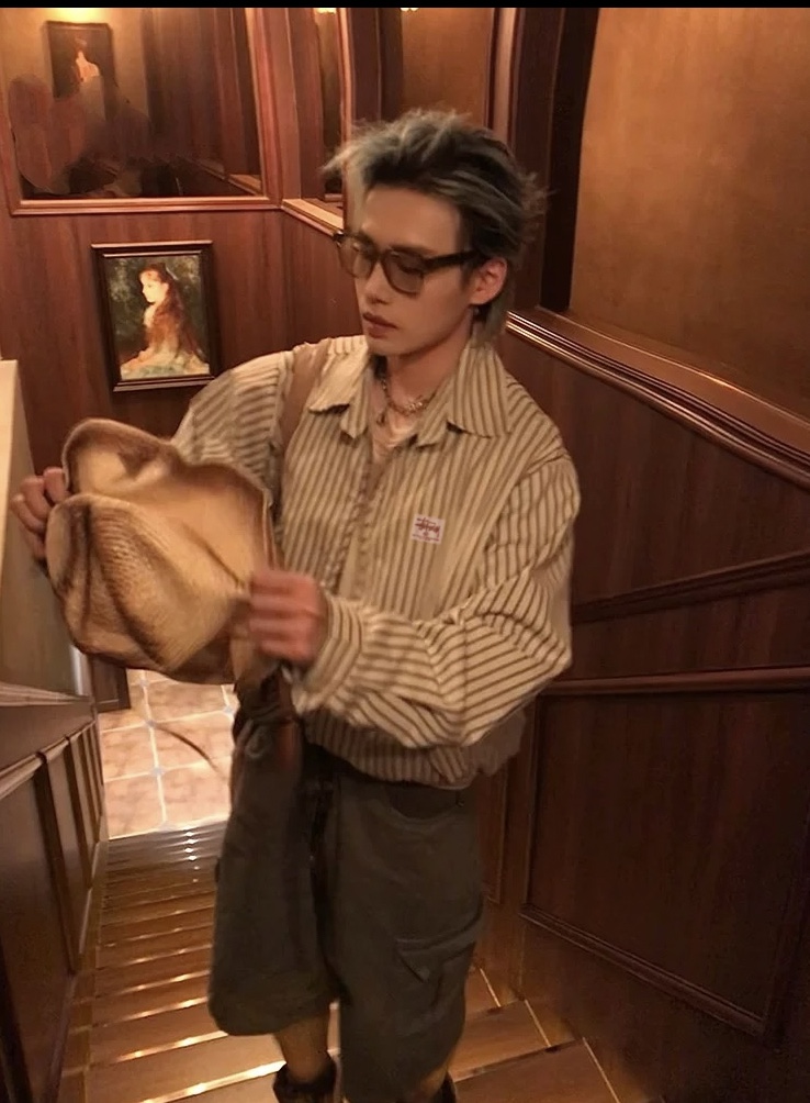 💰118款号289
Stussy 2024ss 斯图西日系复古竖条纹长袖夹克
整件衣服立体剪裁 袖长身短的设计 符合当下流行趋势 上身挺阔有型 不油腻 耗时耗料 众多网红明星打卡上身 胸前定制斯图西贴标logo 彰显品牌魅力 大厂代工 三标齐全 男女同款 
Color：竖条纹
Size：m～xl