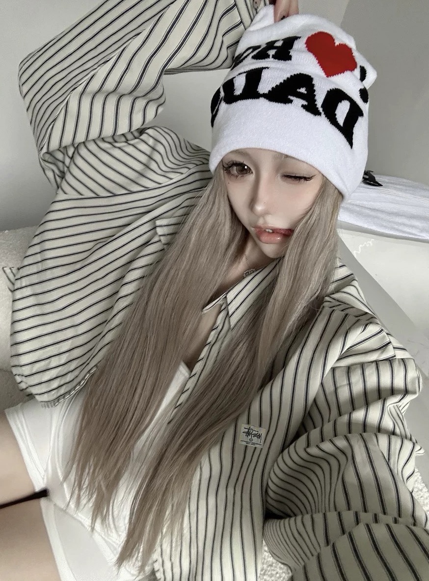 💰118款号289
Stussy 2024ss 斯图西日系复古竖条纹长袖夹克
整件衣服立体剪裁 袖长身短的设计 符合当下流行趋势 上身挺阔有型 不油腻 耗时耗料 众多网红明星打卡上身 胸前定制斯图西贴标logo 彰显品牌魅力 大厂代工 三标齐全 男女同款 
Color：竖条纹
Size：m～xl