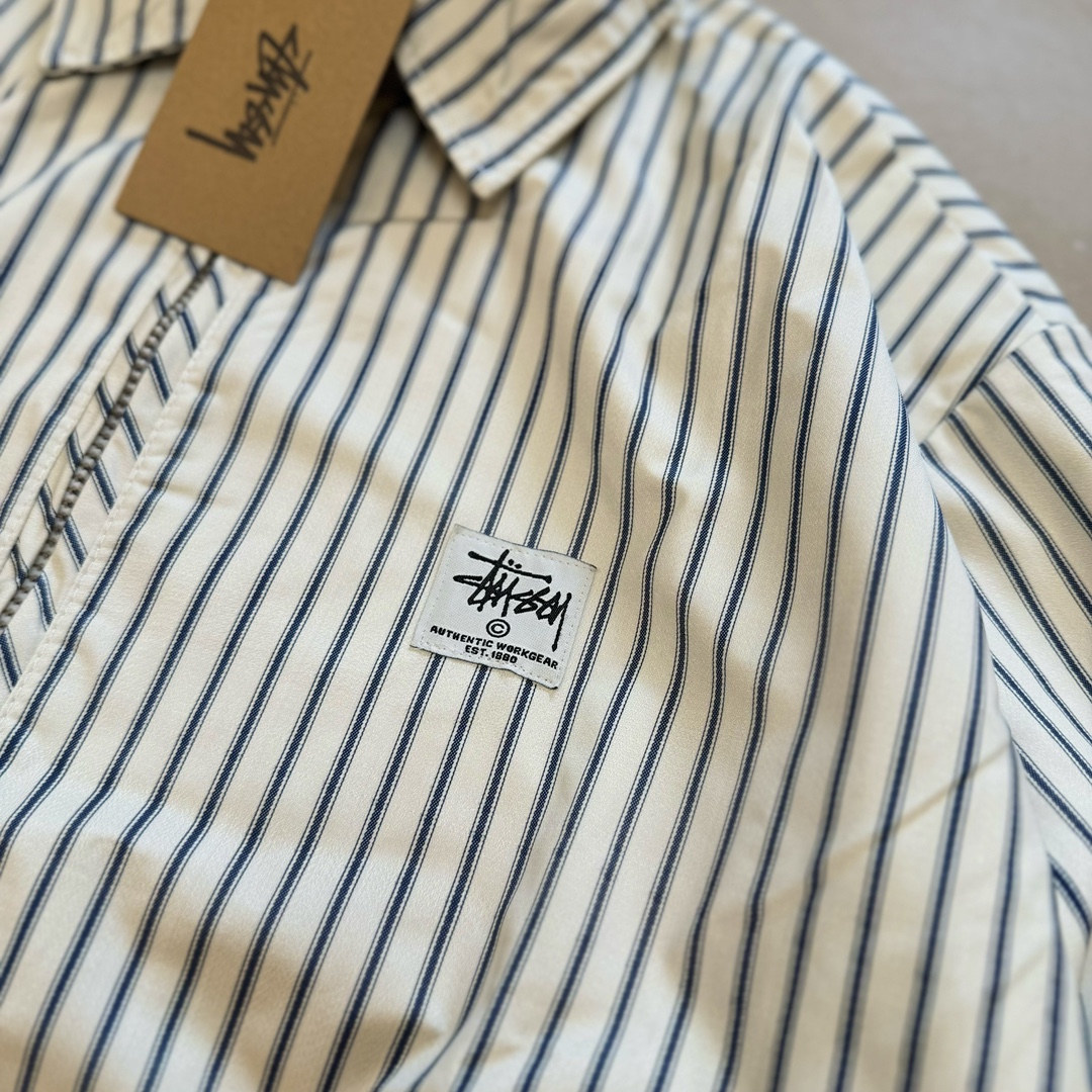 💰118款号289
Stussy 2024ss 斯图西日系复古竖条纹长袖夹克
整件衣服立体剪裁 袖长身短的设计 符合当下流行趋势 上身挺阔有型 不油腻 耗时耗料 众多网红明星打卡上身 胸前定制斯图西贴标logo 彰显品牌魅力 大厂代工 三标齐全 男女同款 
Color：竖条纹
Size：m～xl