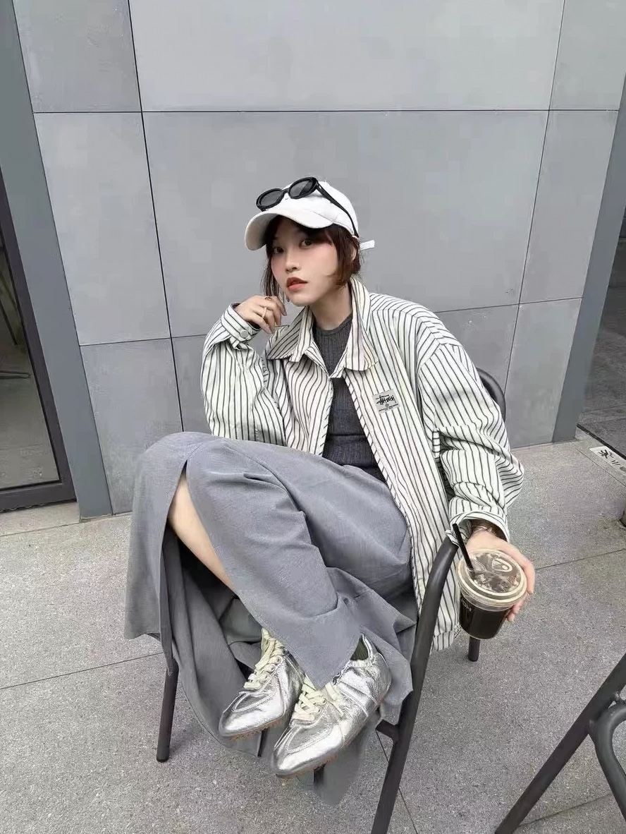 💰118款号289
Stussy 2024ss 斯图西日系复古竖条纹长袖夹克
整件衣服立体剪裁 袖长身短的设计 符合当下流行趋势 上身挺阔有型 不油腻 耗时耗料 众多网红明星打卡上身 胸前定制斯图西贴标logo 彰显品牌魅力 大厂代工 三标齐全 男女同款 
Color：竖条纹
Size：m～xl