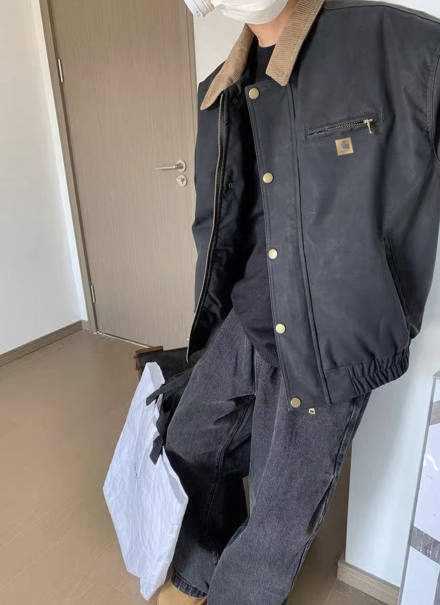 \nCarhartt Fw 卡哈特美式巴恩风圣达菲美式复古皮衣外套 满满的cleanfit高级感 \n宽松灯芯绒拼接皮夹克 橡筋松紧下摆以修饰身材比例 营造利落短款造型 甄选做旧水洗PU素材 赐予整衣浓郁复古质感领口灯芯绒拼接丰富层次 早春复古时髦皮夹克单品 甄选做旧水洗PU皮 独特的纹理和色泽增添成衣一份自然和奢华的感觉 体感舒适 耐用性强表面不易磨损 定制卡哈特经典皮标logo 凸显品牌身份 不挑身材不挑年龄 情侣可穿\n\nColor：黑/咖\nSize：m～xl