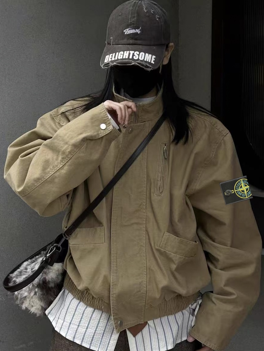 \nStone Island Fw 石头岛cleanfit复古巴恩风工装立领bomber飞行夹克 \n年石头岛春季新款 全身多处解构拼接裁片 做工极其复杂 耗时耗料 面料采用重磅安水洗帆布面料 经典美拉德色系 出门炸街随意轻松驾驭搭配 不挑年龄段 成衣水洗 不起球不缩水 经典短宽版型 隐藏拉链门襟 定制实心拉链头 显高级 延续经典石头岛徽章袖标logo 全网首发 大厂代工 三标辅料齐全 \n\nColor：卡其色\nSize：m～xl