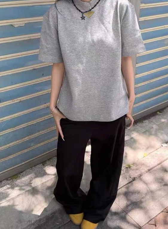 💰115
Prada 2025Fw 普拉达液氨棉花瓣领正肩短袖T恤
小领口花瓣领的设计重磅硬挺有型 普拉达把Cleanfit极简风玩到这么高级的只有它了 无论上身还是摸上去更加高级 小领口设计完美修饰脖子线条 区别市面上宽松落肩袖 这款boxy正肩版型能更完美的展示身材比例 这种高级感才是经得起琢磨的美 胸前定制Prada亚麻绣倒三角贴标 简约而不简单 大厂做工 三标辅料齐全 男女情侣款

Color：花灰/黑/米灰
Size：m～xl