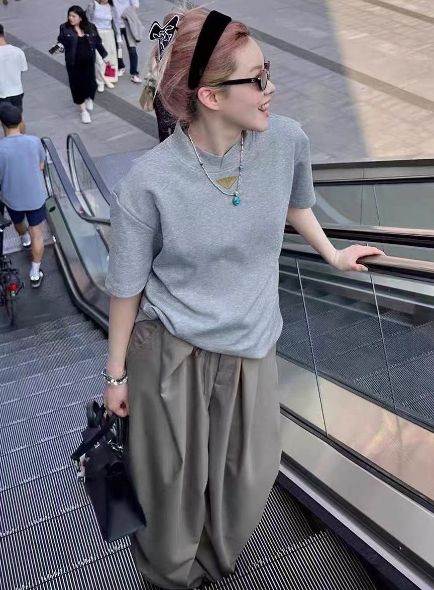 💰115
Prada 2025Fw 普拉达液氨棉花瓣领正肩短袖T恤
小领口花瓣领的设计重磅硬挺有型 普拉达把Cleanfit极简风玩到这么高级的只有它了 无论上身还是摸上去更加高级 小领口设计完美修饰脖子线条 区别市面上宽松落肩袖 这款boxy正肩版型能更完美的展示身材比例 这种高级感才是经得起琢磨的美 胸前定制Prada亚麻绣倒三角贴标 简约而不简单 大厂做工 三标辅料齐全 男女情侣款

Color：花灰/黑/米灰
Size：m～xl