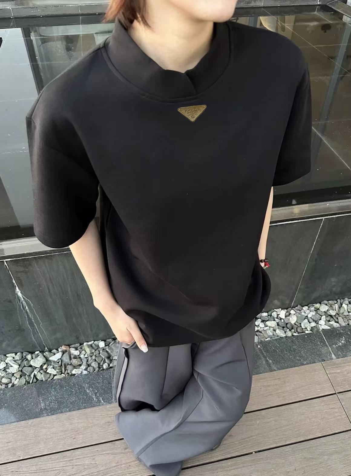 💰115
Prada 2025Fw 普拉达液氨棉花瓣领正肩短袖T恤
小领口花瓣领的设计重磅硬挺有型 普拉达把Cleanfit极简风玩到这么高级的只有它了 无论上身还是摸上去更加高级 小领口设计完美修饰脖子线条 区别市面上宽松落肩袖 这款boxy正肩版型能更完美的展示身材比例 这种高级感才是经得起琢磨的美 胸前定制Prada亚麻绣倒三角贴标 简约而不简单 大厂做工 三标辅料齐全 男女情侣款

Color：花灰/黑/米灰
Size：m～xl