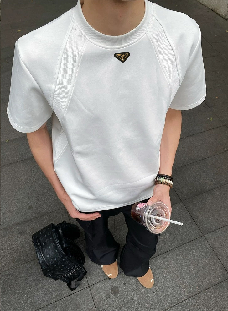💰115
Prada 2025Fw 普拉达解构拼接太空棉短袖T恤
把Cleanfit极简风玩到这么高级的只有它了 甄选280g空气液态棉 无论上身还是摸上去更加高级
直到现在才发现所谓的高级感不是满身名牌logo的张扬 而是一件简单有心思的单品 上身更加立体有型并且亲和贴肤 远看平平无奇 近看却藏着修饰肩型的缝线 俩侧的竖纹肌理 增添了表面高级造型感 搭配上螺纹设计完美修饰脖子线条 区别市面上宽松落肩袖 这款boxy正肩版型能更完美的展示身材比例 这种高级感才是经得起琢磨的美 胸前定制P家经典倒三角标 简约而不简单 大厂做工 三标辅料齐全 男女情侣款
Color:灰/黑/白
Size:m~xl
