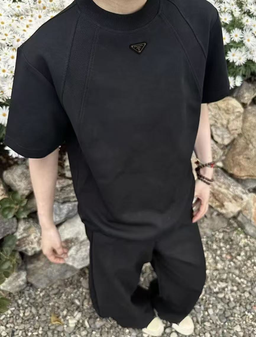💰115
Prada 2025Fw 普拉达解构拼接太空棉短袖T恤
把Cleanfit极简风玩到这么高级的只有它了 甄选280g空气液态棉 无论上身还是摸上去更加高级
直到现在才发现所谓的高级感不是满身名牌logo的张扬 而是一件简单有心思的单品 上身更加立体有型并且亲和贴肤 远看平平无奇 近看却藏着修饰肩型的缝线 俩侧的竖纹肌理 增添了表面高级造型感 搭配上螺纹设计完美修饰脖子线条 区别市面上宽松落肩袖 这款boxy正肩版型能更完美的展示身材比例 这种高级感才是经得起琢磨的美 胸前定制P家经典倒三角标 简约而不简单 大厂做工 三标辅料齐全 男女情侣款
Color:灰/黑/白
Size:m~xl