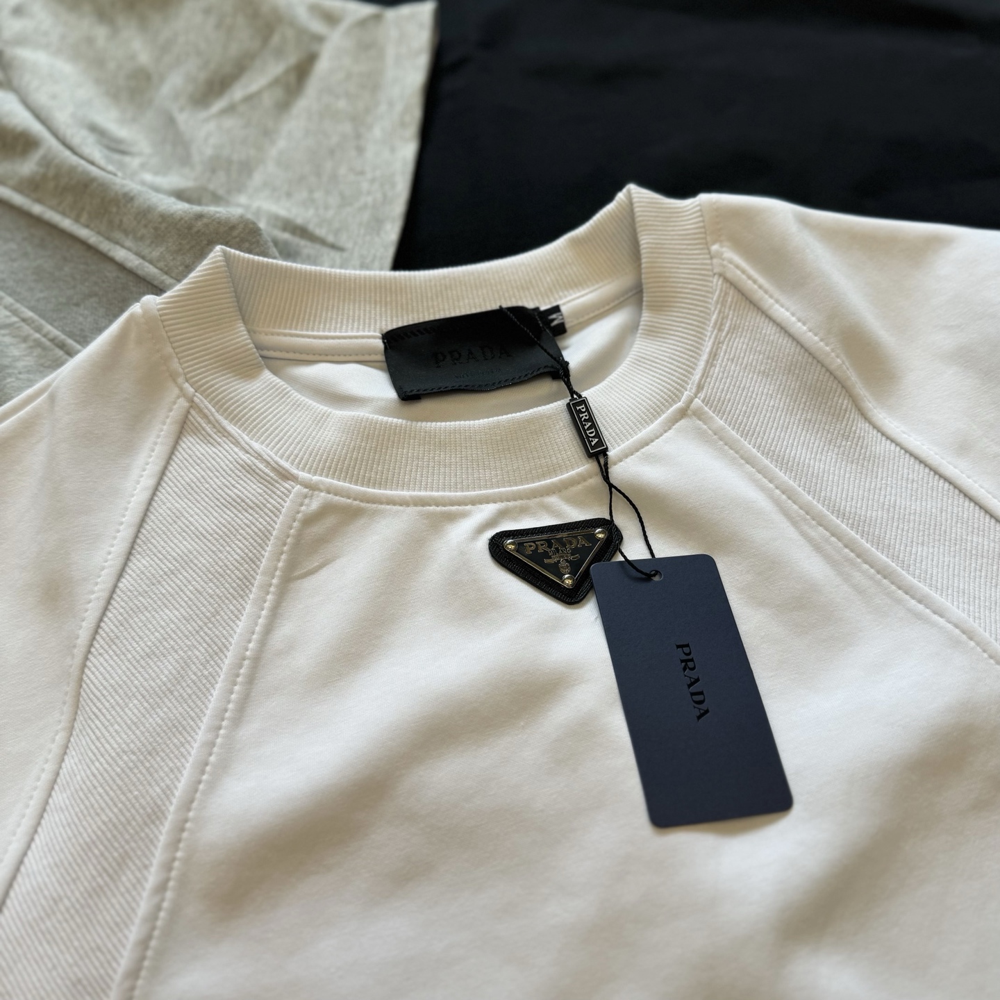 💰115
Prada 2025Fw 普拉达解构拼接太空棉短袖T恤
把Cleanfit极简风玩到这么高级的只有它了 甄选280g空气液态棉 无论上身还是摸上去更加高级
直到现在才发现所谓的高级感不是满身名牌logo的张扬 而是一件简单有心思的单品 上身更加立体有型并且亲和贴肤 远看平平无奇 近看却藏着修饰肩型的缝线 俩侧的竖纹肌理 增添了表面高级造型感 搭配上螺纹设计完美修饰脖子线条 区别市面上宽松落肩袖 这款boxy正肩版型能更完美的展示身材比例 这种高级感才是经得起琢磨的美 胸前定制P家经典倒三角标 简约而不简单 大厂做工 三标辅料齐全 男女情侣款
Color:灰/黑/白
Size:m~xl