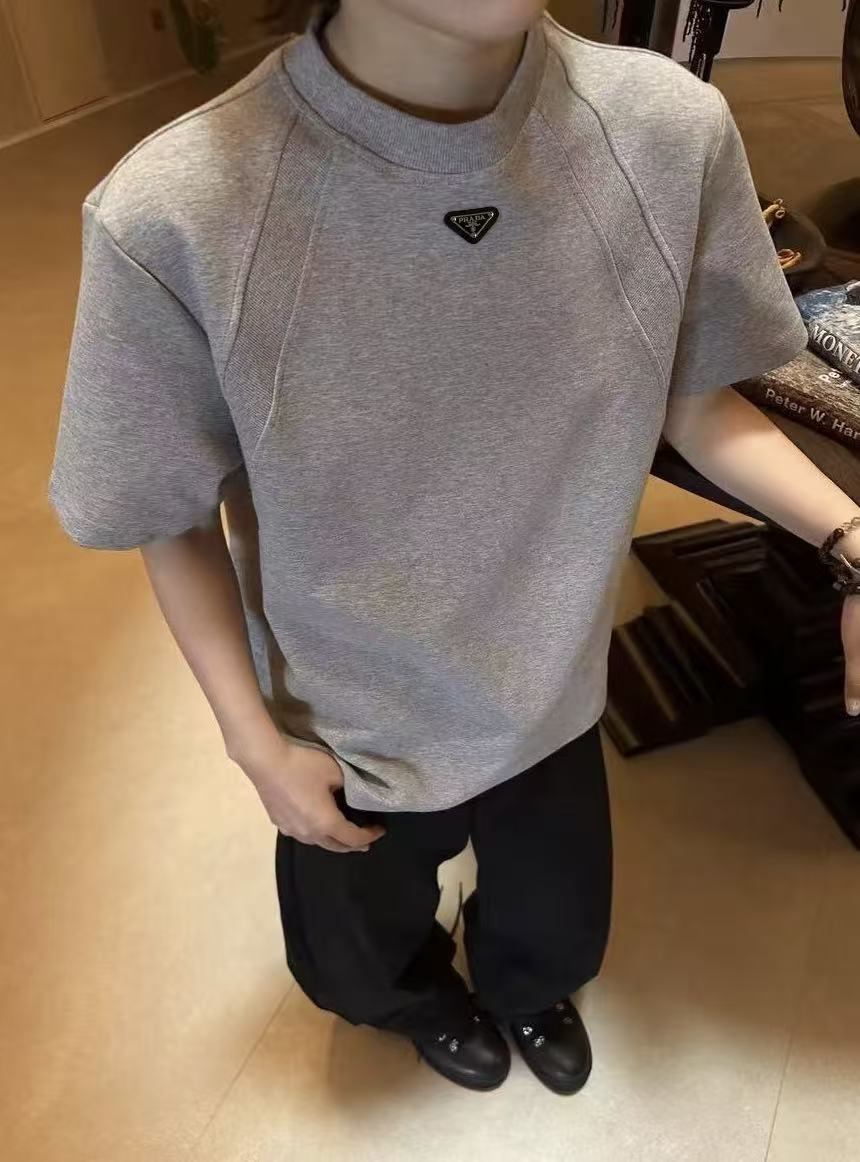 💰115
Prada 2025Fw 普拉达解构拼接太空棉短袖T恤
把Cleanfit极简风玩到这么高级的只有它了 甄选280g空气液态棉 无论上身还是摸上去更加高级
直到现在才发现所谓的高级感不是满身名牌logo的张扬 而是一件简单有心思的单品 上身更加立体有型并且亲和贴肤 远看平平无奇 近看却藏着修饰肩型的缝线 俩侧的竖纹肌理 增添了表面高级造型感 搭配上螺纹设计完美修饰脖子线条 区别市面上宽松落肩袖 这款boxy正肩版型能更完美的展示身材比例 这种高级感才是经得起琢磨的美 胸前定制P家经典倒三角标 简约而不简单 大厂做工 三标辅料齐全 男女情侣款
Color:灰/黑/白
Size:m~xl