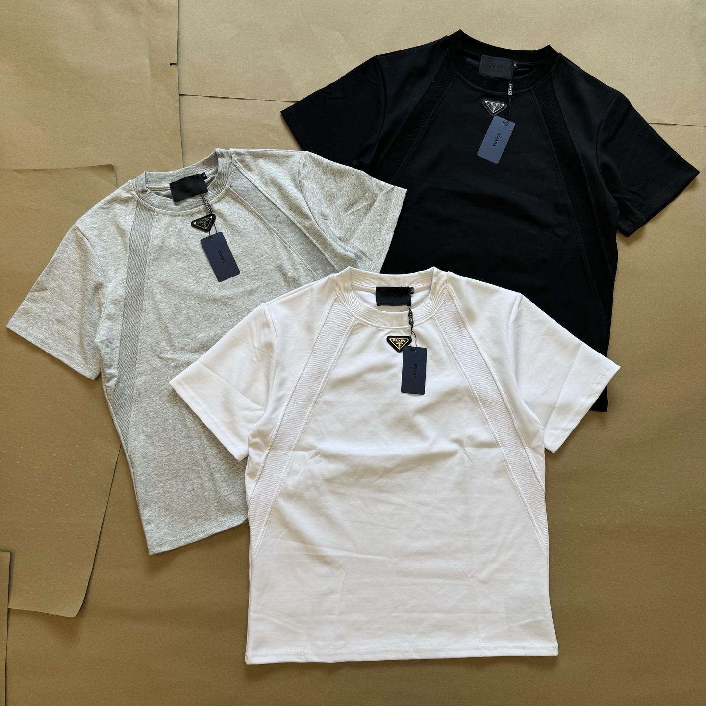 💰115
Prada 2025Fw 普拉达解构拼接太空棉短袖T恤
把Cleanfit极简风玩到这么高级的只有它了 甄选280g空气液态棉 无论上身还是摸上去更加高级
直到现在才发现所谓的高级感不是满身名牌logo的张扬 而是一件简单有心思的单品 上身更加立体有型并且亲和贴肤 远看平平无奇 近看却藏着修饰肩型的缝线 俩侧的竖纹肌理 增添了表面高级造型感 搭配上螺纹设计完美修饰脖子线条 区别市面上宽松落肩袖 这款boxy正肩版型能更完美的展示身材比例 这种高级感才是经得起琢磨的美 胸前定制P家经典倒三角标 简约而不简单 大厂做工 三标辅料齐全 男女情侣款
Color:灰/黑/白
Size:m~xl