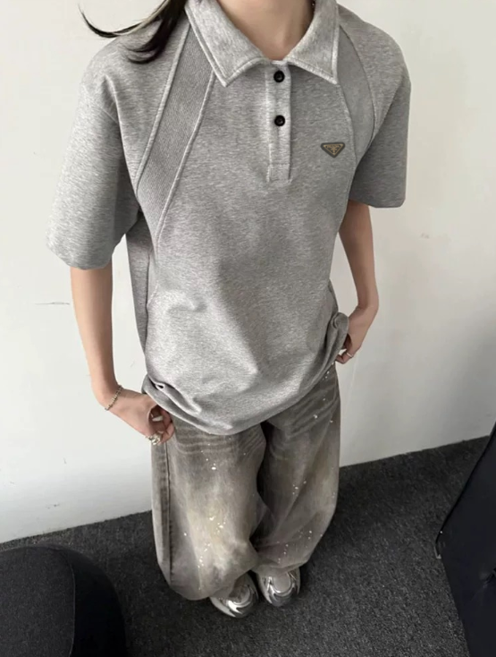 💰115
Prada 2025Fw 普拉达解构螺纹拼接太空棉亨利领Polo短袖 
普拉达2025年夏季爆款 Polo领设计可塑性强 细节修饰肩型小缝线 夏日轻薄不闷汗 面料舒适透气有弹性 每年夏天必须要有一件Polo的 这款boxy正肩版型能更完美的展示身材比例 这种高级感才是经得起琢磨的美 胸前定制P家经典倒三角标 简约而不简单 大厂做工 三标辅料齐全 男女情侣款

Color：花灰/黑/白灰
Size：m～xl