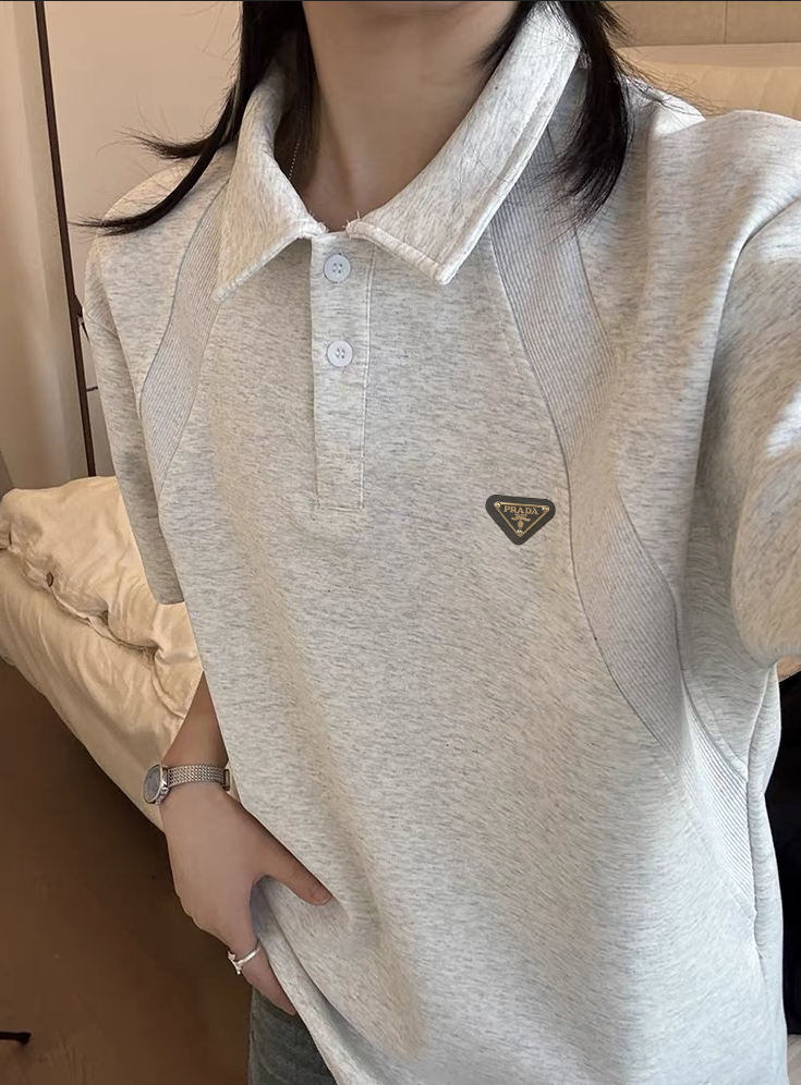 💰115
Prada 2025Fw 普拉达解构螺纹拼接太空棉亨利领Polo短袖 
普拉达2025年夏季爆款 Polo领设计可塑性强 细节修饰肩型小缝线 夏日轻薄不闷汗 面料舒适透气有弹性 每年夏天必须要有一件Polo的 这款boxy正肩版型能更完美的展示身材比例 这种高级感才是经得起琢磨的美 胸前定制P家经典倒三角标 简约而不简单 大厂做工 三标辅料齐全 男女情侣款

Color：花灰/黑/白灰
Size：m～xl