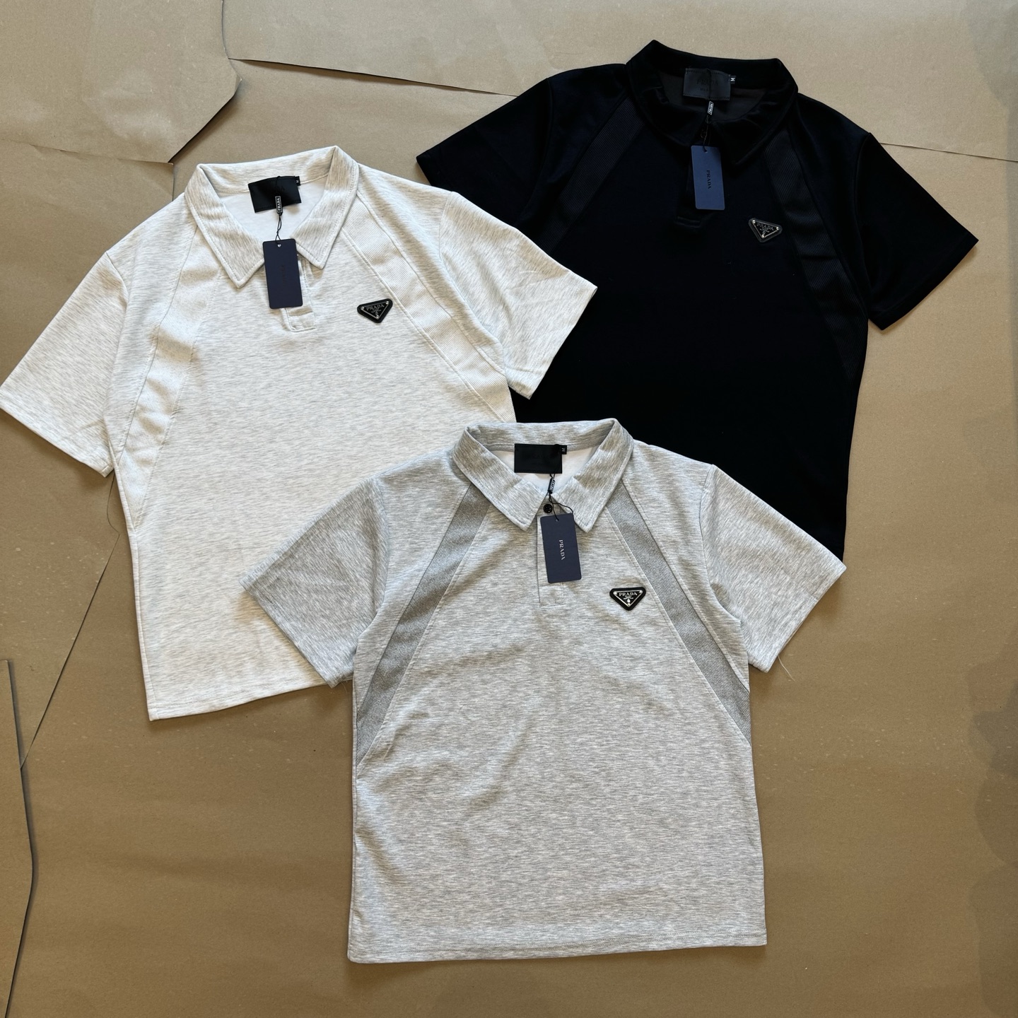 💰115
Prada 2025Fw 普拉达解构螺纹拼接太空棉亨利领Polo短袖 
普拉达2025年夏季爆款 Polo领设计可塑性强 细节修饰肩型小缝线 夏日轻薄不闷汗 面料舒适透气有弹性 每年夏天必须要有一件Polo的 这款boxy正肩版型能更完美的展示身材比例 这种高级感才是经得起琢磨的美 胸前定制P家经典倒三角标 简约而不简单 大厂做工 三标辅料齐全 男女情侣款

Color：花灰/黑/白灰
Size：m～xl