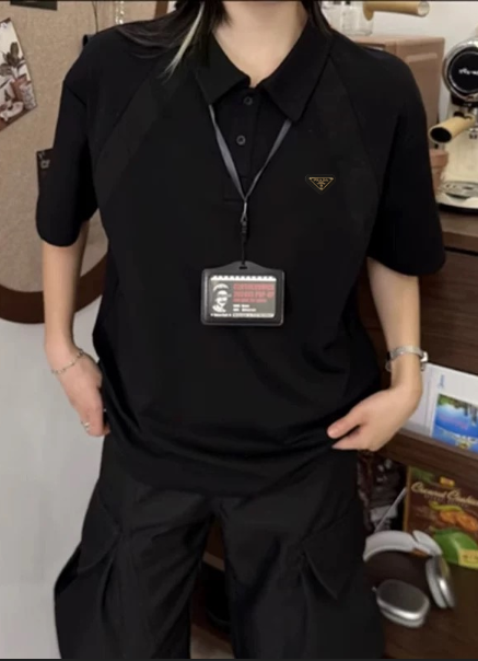 💰115
Prada 2025Fw 普拉达解构螺纹拼接太空棉亨利领Polo短袖 
普拉达2025年夏季爆款 Polo领设计可塑性强 细节修饰肩型小缝线 夏日轻薄不闷汗 面料舒适透气有弹性 每年夏天必须要有一件Polo的 这款boxy正肩版型能更完美的展示身材比例 这种高级感才是经得起琢磨的美 胸前定制P家经典倒三角标 简约而不简单 大厂做工 三标辅料齐全 男女情侣款

Color：花灰/黑/白灰
Size：m～xl