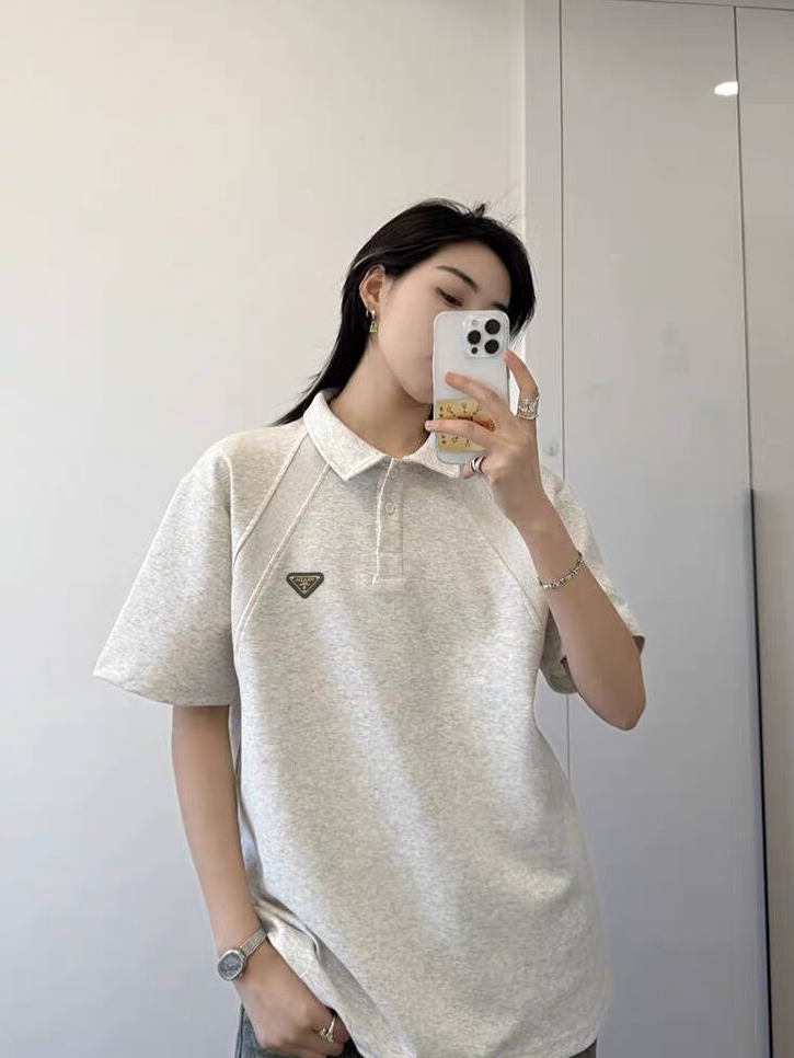 💰115
Prada 2025Fw 普拉达解构螺纹拼接太空棉亨利领Polo短袖 
普拉达2025年夏季爆款 Polo领设计可塑性强 细节修饰肩型小缝线 夏日轻薄不闷汗 面料舒适透气有弹性 每年夏天必须要有一件Polo的 这款boxy正肩版型能更完美的展示身材比例 这种高级感才是经得起琢磨的美 胸前定制P家经典倒三角标 简约而不简单 大厂做工 三标辅料齐全 男女情侣款

Color：花灰/黑/白灰
Size：m～xl