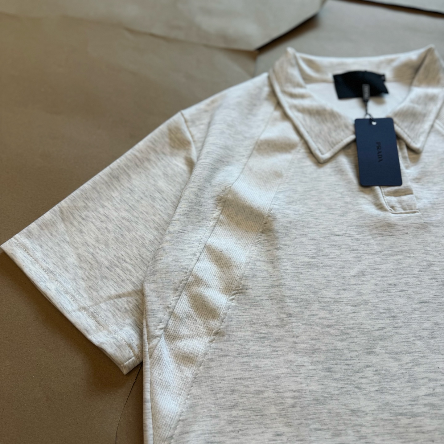 💰115
Prada 2025Fw 普拉达解构螺纹拼接太空棉亨利领Polo短袖 
普拉达2025年夏季爆款 Polo领设计可塑性强 细节修饰肩型小缝线 夏日轻薄不闷汗 面料舒适透气有弹性 每年夏天必须要有一件Polo的 这款boxy正肩版型能更完美的展示身材比例 这种高级感才是经得起琢磨的美 胸前定制P家经典倒三角标 简约而不简单 大厂做工 三标辅料齐全 男女情侣款

Color：花灰/黑/白灰
Size：m～xl