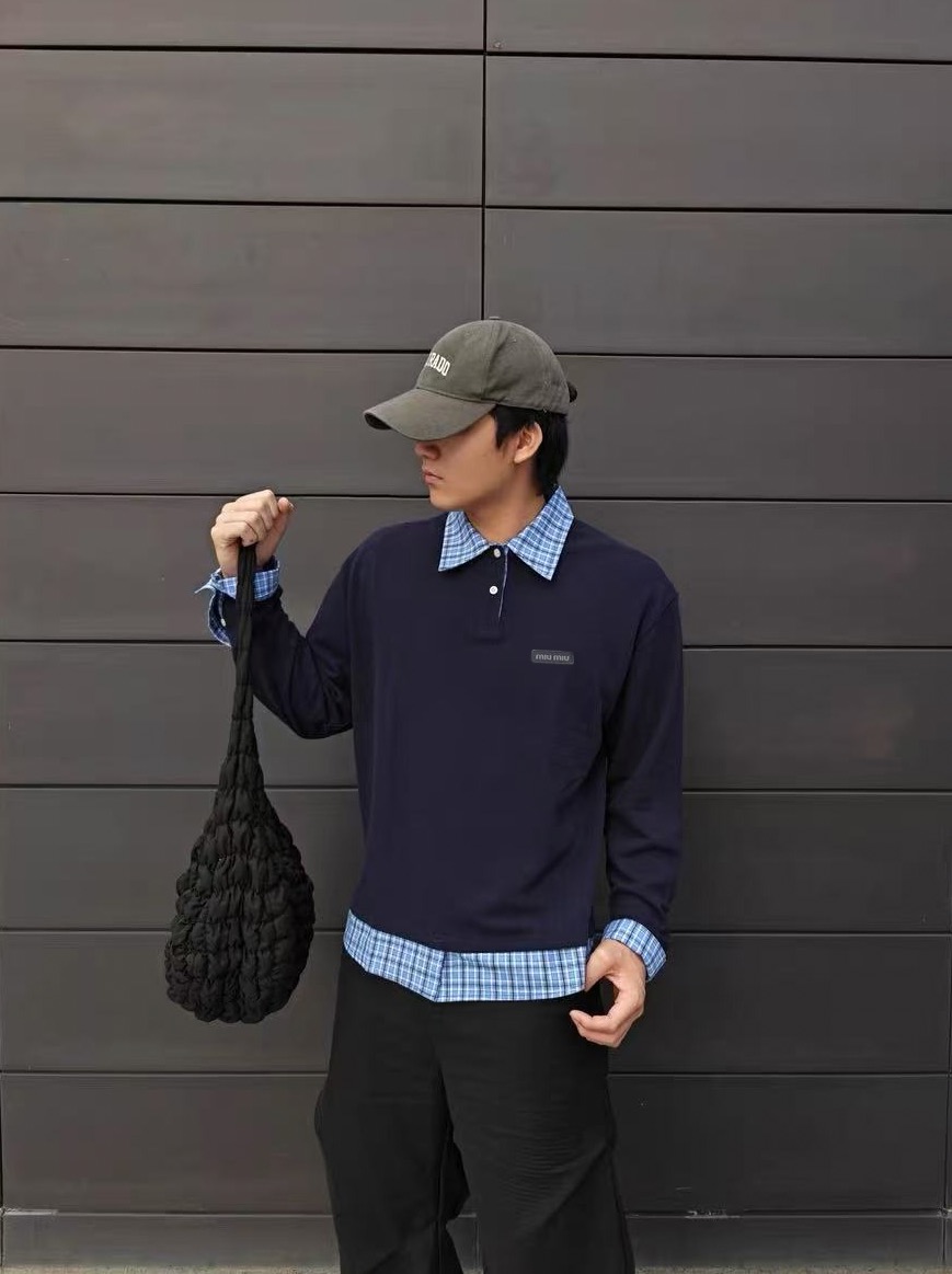 💰125
MiuMiu 25Fw 缪缪早秋假俩件格纹拼接Polo长袖
想要穿出差异化 成为小美眼中的优雅少爷 那怎么少的了这件假俩件miumiu系列格纹Polo长袖 首先他这个复合全棉面料 就已经把我狠狠的拿捏住了 摸起来是软糯细腻的 简直不要太舒服 而且他袖口领口这里 都用了格纹的元素做拼接 整体呢会偏低饱和度一些 撞色真的不要太百搭 这上身不妥妥的学院男高嘛 再搭配上不规则的下摆 增添穿搭的多样性 短宽版型则会让少爷们秒变180 这你还不小小心动一下 胸前定制miumiu贴标 帅完了简直 设计感十足 男女情侣可穿 大厂做工 三标辅料齐全
Color:藏蓝
Size:m~xl