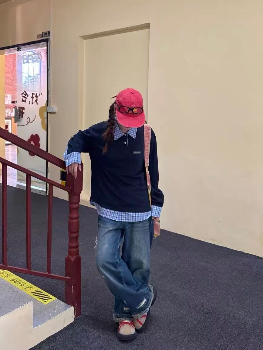 💰125
MiuMiu 25Fw 缪缪早秋假俩件格纹拼接Polo长袖
想要穿出差异化 成为小美眼中的优雅少爷 那怎么少的了这件假俩件miumiu系列格纹Polo长袖 首先他这个复合全棉面料 就已经把我狠狠的拿捏住了 摸起来是软糯细腻的 简直不要太舒服 而且他袖口领口这里 都用了格纹的元素做拼接 整体呢会偏低饱和度一些 撞色真的不要太百搭 这上身不妥妥的学院男高嘛 再搭配上不规则的下摆 增添穿搭的多样性 短宽版型则会让少爷们秒变180 这你还不小小心动一下 胸前定制miumiu贴标 帅完了简直 设计感十足 男女情侣可穿 大厂做工 三标辅料齐全
Color:藏蓝
Size:m~xl