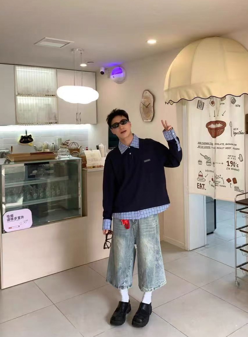 💰125
MiuMiu 25Fw 缪缪早秋假俩件格纹拼接Polo长袖
想要穿出差异化 成为小美眼中的优雅少爷 那怎么少的了这件假俩件miumiu系列格纹Polo长袖 首先他这个复合全棉面料 就已经把我狠狠的拿捏住了 摸起来是软糯细腻的 简直不要太舒服 而且他袖口领口这里 都用了格纹的元素做拼接 整体呢会偏低饱和度一些 撞色真的不要太百搭 这上身不妥妥的学院男高嘛 再搭配上不规则的下摆 增添穿搭的多样性 短宽版型则会让少爷们秒变180 这你还不小小心动一下 胸前定制miumiu贴标 帅完了简直 设计感十足 男女情侣可穿 大厂做工 三标辅料齐全
Color:藏蓝
Size:m~xl