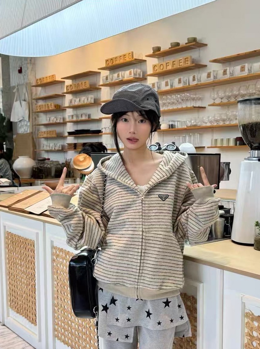 💰145
Prada 2025Fw 普拉达早秋条纹baby绒连帽卫衣
2025年普拉达秋季新款连帽外套 真是太好看了 细条纹设计 经典大方 连帽设计超级减龄 面料贴身舒适 保暖又透气 宽松版型 百搭又实用 甄选重磅400G定制条纹面料 垂顺有型 前襟拉链设计使得衣物可以轻松开合 方便穿脱 整体宽松版型 适配多种身材 适合各种日常通勤和休闲场合 胸前定制P家经典倒三角标logo 品牌逼格拉满 大厂做工 三标辅料齐全 男女情侣款

Color：杏/黑
Size：m～xl