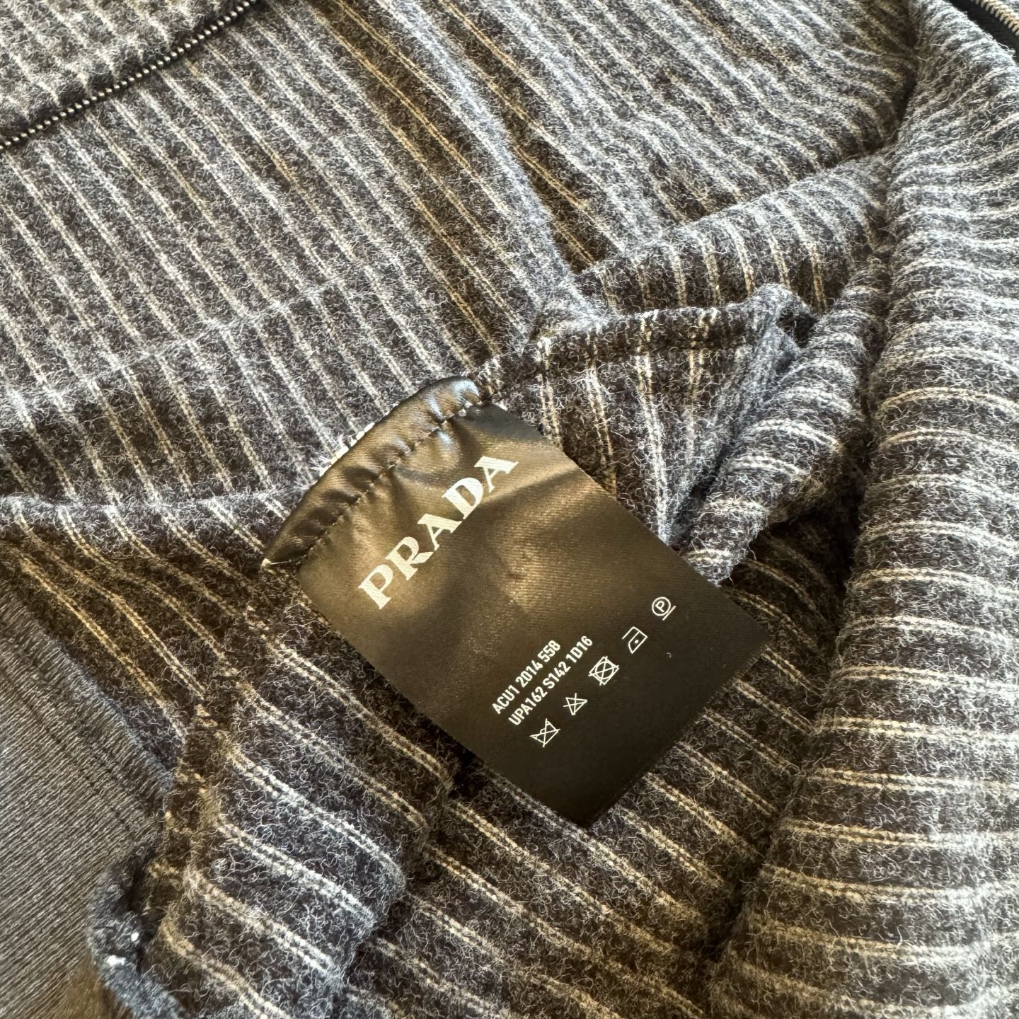 💰145
Prada 2025Fw 普拉达早秋条纹baby绒连帽卫衣
2025年普拉达秋季新款连帽外套 真是太好看了 细条纹设计 经典大方 连帽设计超级减龄 面料贴身舒适 保暖又透气 宽松版型 百搭又实用 甄选重磅400G定制条纹面料 垂顺有型 前襟拉链设计使得衣物可以轻松开合 方便穿脱 整体宽松版型 适配多种身材 适合各种日常通勤和休闲场合 胸前定制P家经典倒三角标logo 品牌逼格拉满 大厂做工 三标辅料齐全 男女情侣款

Color：杏/黑
Size：m～xl