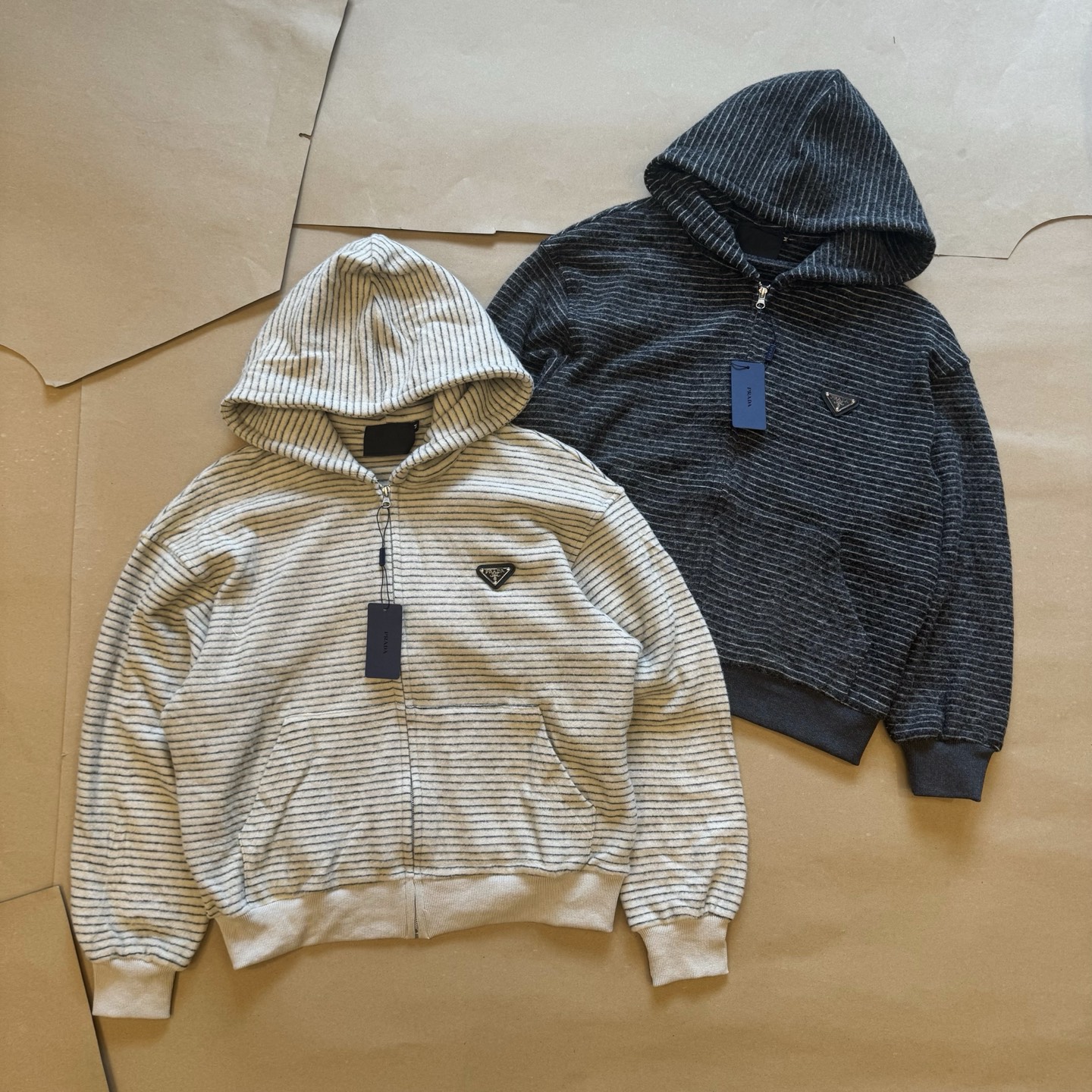 💰145
Prada 2025Fw 普拉达早秋条纹baby绒连帽卫衣
2025年普拉达秋季新款连帽外套 真是太好看了 细条纹设计 经典大方 连帽设计超级减龄 面料贴身舒适 保暖又透气 宽松版型 百搭又实用 甄选重磅400G定制条纹面料 垂顺有型 前襟拉链设计使得衣物可以轻松开合 方便穿脱 整体宽松版型 适配多种身材 适合各种日常通勤和休闲场合 胸前定制P家经典倒三角标logo 品牌逼格拉满 大厂做工 三标辅料齐全 男女情侣款

Color：杏/黑
Size：m～xl