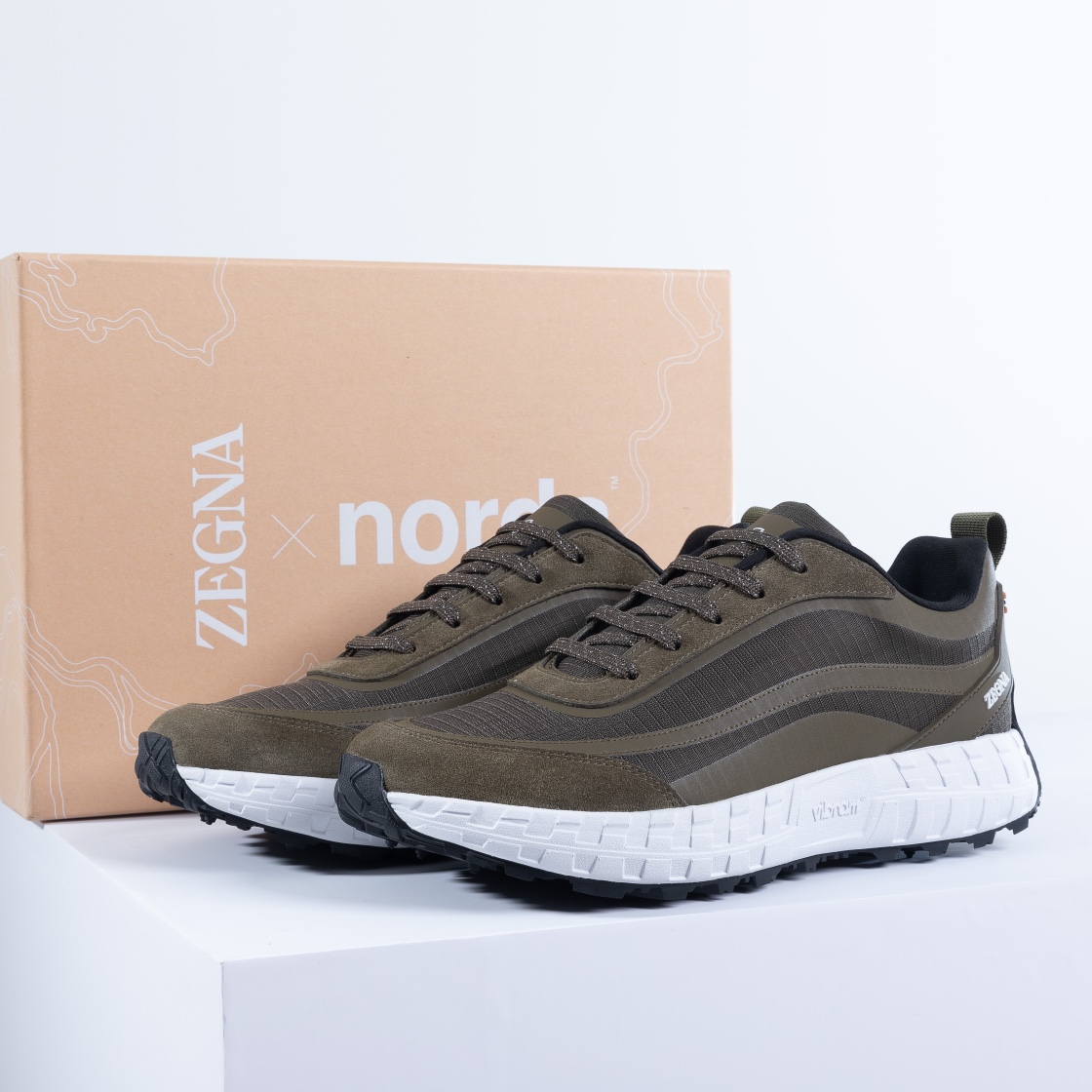 NO:272025,Ermenegildo Zegna Fall and Winter Waterproof Fashion Low-top Sports Running Shoes This Zegilda ×norda Fall and Winter Low-top Waterproof Sports Thickened Running Shoes combines recyclable materials into the design, so that the perfect combination of running shoes performance and sustainability is verified. Seamless upper with Vibram soles provides excellent fit, cushioning and grip, showing the best performance and greatly reducing environmental footprint. Product thickness embossed Dyneema upper, ultra-light fully padded tongue allows the running shoes to fit perfectly with the feet. Product technology: Norda splits embossed by laser cutting Dvneema  The upper is fabric and the upper is stitched by hot pressing. It not only improves the comfort of wearing, but also increases the sense of function while reducing stitching. The toe and eyelid parts hit the suede fabric material to improve deformation resistance. The tongue and neckline are super powerful memory foam design to enhance the smooth and comfortable wrapping effect of the whole pair of shoes. Norda pioneered the midsole   outsole developed with Vibram and is Norda's two major aces. It uses a Litebase Vibram outsole to make the sole lighter, and the Vibram Megagri sole makes the grip better. The lighter and more tough Vibram SLE midsole. Product code LHNRD-S5688Z-BSU off-white/black/olive green/lake blue four colors  39/40/41/42/43/44, standard leather shoes size, counter packaging, included shoe storage bag (backpack design), alexander wang,zegna, backpacks, chamois leather19860909Ermenegildo Zegna 杰尼亚 秋冬款防水时尚低帮运动跑鞋 这款杰尼亚 ×norda 秋冬低帮防水运动加厚跑鞋将可回收材料融入设计,从而让跑鞋性能和可持续性的完美结合得到验证.无缝鞋面搭配 Vibram 鞋底,提供卓越贴合性、缓冲性和抓地力,彰显最佳性能,大幅降低环境足迹. 产品细节加厚压花 Dyneema 鞋面,超轻全衬垫鞋舌可让跑鞋与脚部完美贴合. 产品工艺:Norda通过激光切割的方式分割压花 Dvneema 鞋面面料,并使用热压方式缝合鞋面.不仅在穿着时提高了穿着舒适感,也能在减少缝线的基础上增加了机能感.鞋头,眼片部位撞打麂皮面料材质,提高抗变形能力.鞋舌,领口部位超强力记忆海绵设计,增强整双鞋子柔顺舒适包裹效果.Norda开创性地与与Vibram共同开发的中底＋大底是Norda两大王牌,采用 Litebase Vibram 外底使鞋底更加轻盈,Vibram Megagri 鞋底让抓地力更佳.轻盈且更具韧性的 Vibram SLE 中底. 产品代码LHNRD-S5688Z-BSU 米白色/黑色/橄榄绿/湖光蓝四色入 39/40/41/42/43/44,标准皮鞋尺码 专柜包装,随附鞋履收纳袋（双肩背包设计）,,alexander wang,zegna,backpacks,chamois leather,Men's shoes