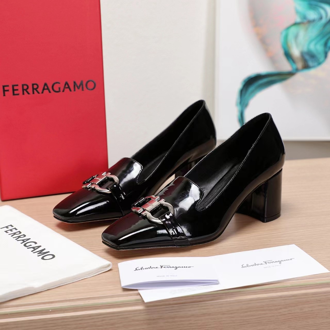 NO:240864,FERRAGA*O Ferra*Mu New Edition: stunning ~ classic small square head design, combined with metal, complement each other, very versatile, not tired to wear, full of high-end feel, heel height 6cm. Fabric imported beef patent leather inner sheepskin inner footbed. Outsole original leather outsole size 35.36.37.38.39.40 (41.42 custom made without return), high heels single shoes, ferragamo, high heels, sheepskin, Leather soles19860909FERRAGA*O菲拉*慕新版 上脚惊艳～经典小方头设计,与金属相结合,相得益彰,非常百搭,穿着不累脚高级感满满,跟高6cm. 面料进口牛漆皮 内里羊皮内里垫脚. 大底原版真皮大底 码数35.36.37.38.39.40（41.42定做不退换）,高跟鞋单鞋,ferragamo,high heels,sheepskin,Leather soles,Women's Shoes