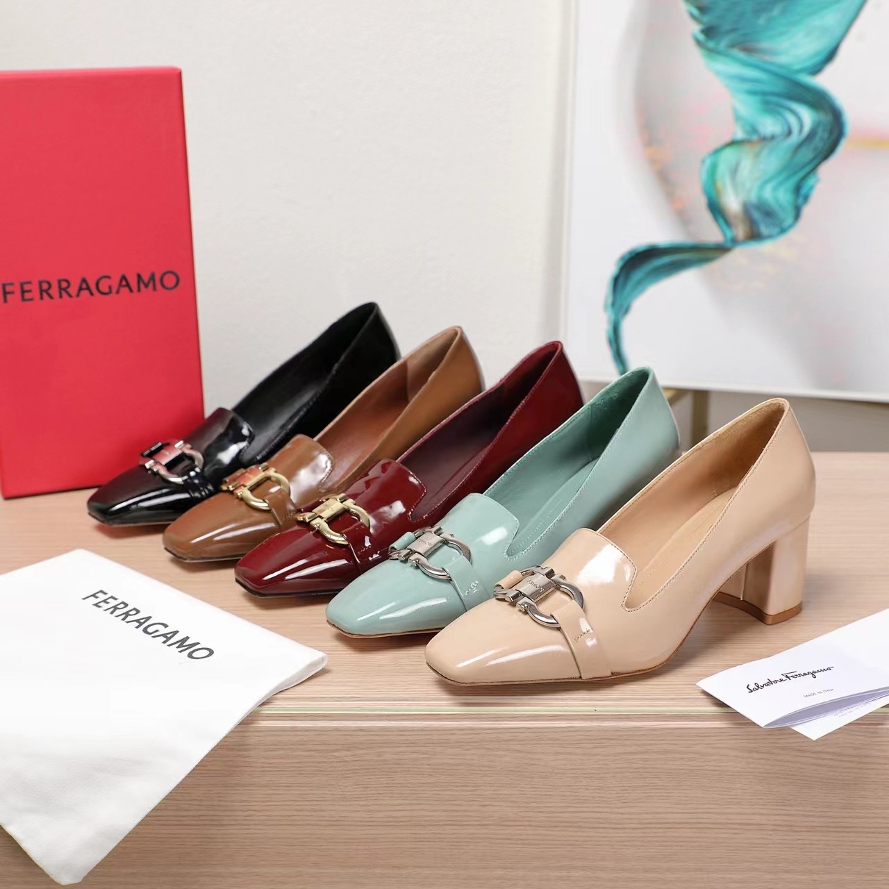 NO:240870,FERRAGA*O Ferra*Mu New Edition: stunning ~ classic small square head design, combined with metal, complement each other, very versatile, not tired to wear, full of high-end feel, heel height 6cm. Fabric imported beef patent leather inner sheepskin inner footbed. Outsole original leather outsole size 35.36.37.38.39.40 (41.42 custom made without return), high heels single shoes, ferragamo, high heels, sheepskin, Leather soles19860909FERRAGA*O菲拉*慕新版 上脚惊艳～经典小方头设计,与金属相结合,相得益彰,非常百搭,穿着不累脚高级感满满,跟高6cm. 面料进口牛漆皮 内里羊皮内里垫脚. 大底原版真皮大底 码数35.36.37.38.39.40（41.42定做不退换）,高跟鞋单鞋,ferragamo,high heels,sheepskin,Leather soles,Women's Shoes