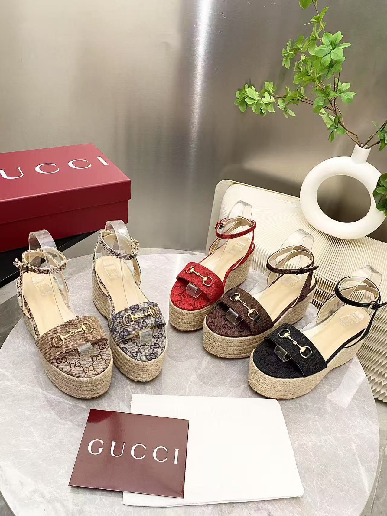 NO:240876,GUCC*25S spring and summer new product show, horse buckle buckle presbyopia thick-soled sandals. G home reflects the sense of high-end, always convinces the capital. It looks quite simple style, but it is inexplicably high-end on the feet. It is very sexy and allows you to easily match it. The upper is made of original custom material. The tiptoe inside is mixed sheepskin. The leather sole imported from Italy is 5.5cm in front height and 7.5cm in thickness and height. Size35-39 (customized on 40/41/42), sandals, gucci, gucci, sandals, sheepskin19860909GUCC*25S春夏新品走秀 麻绳底马衔扣老花厚底凉鞋 G家在体现高级感这块 总让人大写的服气 看起来蛮简单的款式 但上脚就莫名很高阶 非常性感 让你轻松搭配尽显各种风格 鞋面采用原版定制材质 内里踮脚均为混种羊皮 意大利进口真皮底 前高5.5cm 厚高7.5cmcm Size35-39（40/41/42定制）,凉鞋,gucci,gucci,sandals,sheepskin,Women's Shoes