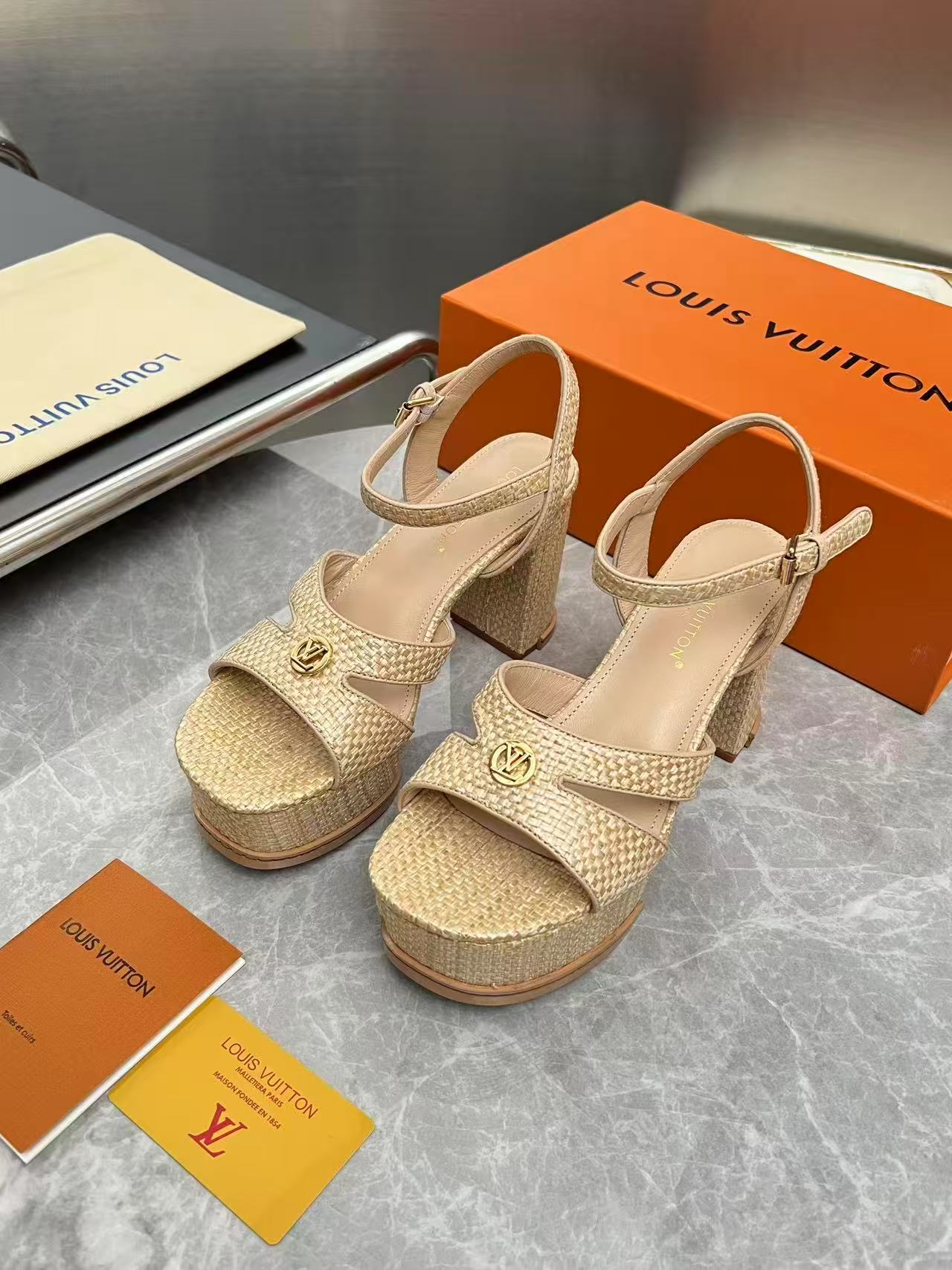 NO:680720,The latest VUITTON LOUI .★Top version ★Original development Exclusive mold opening Lujia Official website catwalk sandals British retro design The upper feet show long legs Original inverted mold last. Extreme 1:1 hand-woven High-end fabrics show exquisite texture Open mold customization outsole Fabric LV customization Lining: imported sheepskin Foot pad imported sheepskin Heel height 9.5cm Code number 35-42 (41  42 (customized, non-refundable), high heels sandals, louis vuitton, louis vuitton, louis vuitton, louis vuitton, sandals, high heels, sheepskin19860909最新款VUITTON LOUI .★顶级版本  ★原版开发 独家开模 驴家 官网走秀凉鞋 英伦复古设计 上脚超显腿长 原版倒模楦型. 极致1:1 手工编织 高端面料呈现出精致质感 开模定制大底 面料LV定制 内里:进口羊皮 垫脚进口羊皮 跟高9.5cm 码数35-42（41 42定做不退换）,高跟鞋凉鞋,louis vuitton,louis vuitton,louis vuitton,louis vuitton,sandals,high heels,sheepskin,Women's Shoes