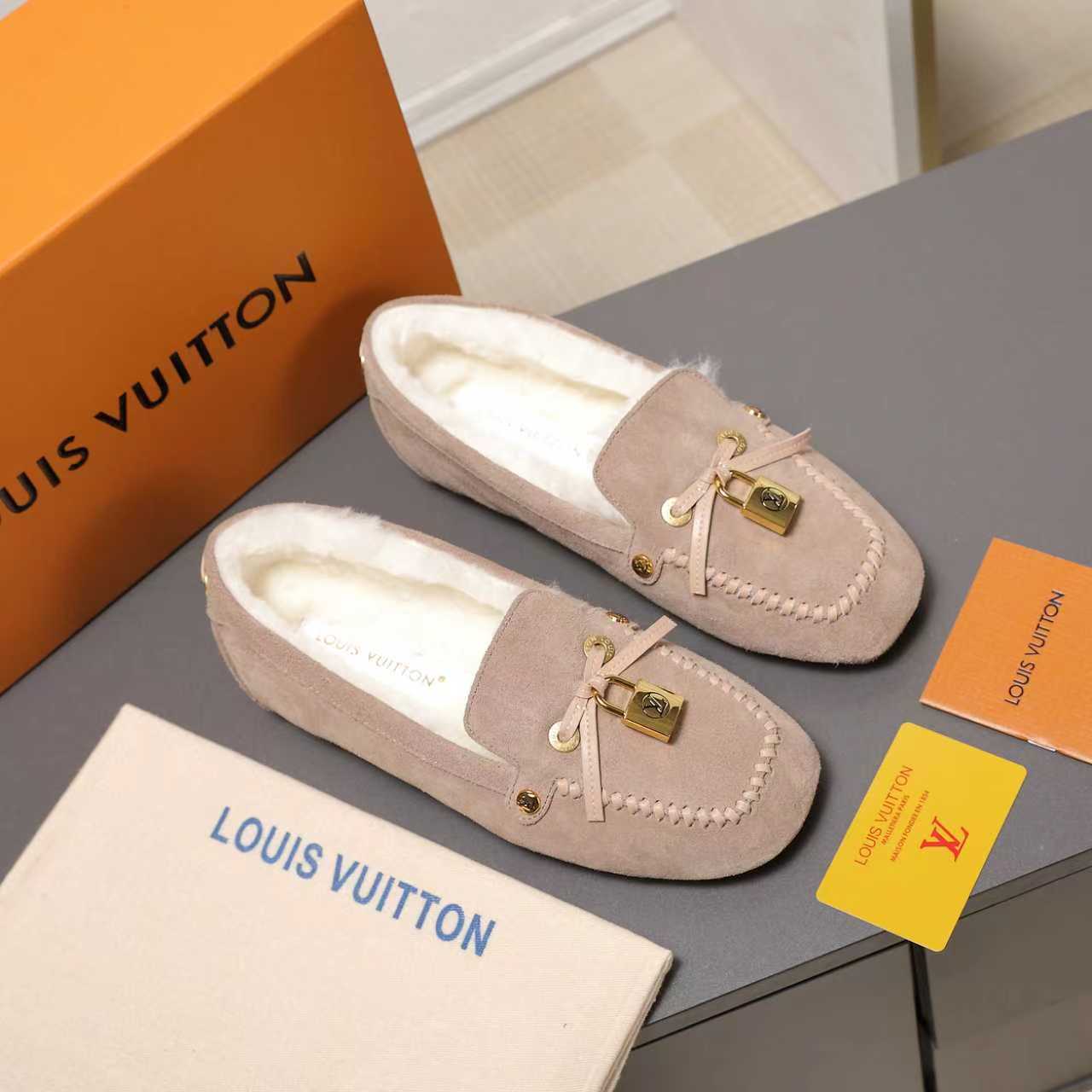 NO:594486,The latest hot style fur shoes at the counter, Louis Vuitton lv louis vuott…on fw25 new arrival~The latest fur shoes for autumn and winter~ This pair of fur slippers is also very good-looking!  The leather ones are very high-end!  !  !Paired with denim shorts and skirts in autumn and winter, it’s perfect!  Put it on and you will instantly have your ideal height!  A favorite style, with fashionable elements, the upper appearance is full of nobility. Wearing it can always show the fashionable charm of women. It is fashionable but not overly ostentatious. The upper is made of high-grade cowhide and the Lujia letter buckle is so beautiful. The upper is imported high-end cow suede outsole and the original outsole. The lining is imported real wool. The size is 35-42. Loafers, fur shoes, louis vuitton, louis vuitton, louis vuitton, louis vuitton, louis  vuitton,loafers,skirts,shorts,cowhide19860909专柜热款最新 毛鞋 路易威登lv louis vuott…on fw25new arrival～秋冬最新款毛毛鞋～ 这双毛拖也是好好看！皮质的就是非常高级呀！！!搭配秋冬的牛仔短裤 裙子简直就是完美呀！穿上立马拥有理想的身高有没有！ 大爱款,有时尚元素,鞋面外表 贵气感十足 穿上它总能展现女性时尚韵味 时尚却不过分张扬,鞋面高档牛皮加上驴家字母扣实在太美 鞋面进口高端 牛反绒 大底原版大底 内里进口真羊毛 码数35-42,乐福鞋毛毛鞋,louis vuitton,louis vuitton,louis vuitton,louis vuitton,louis vuitton,loafers,skirts,shorts,cowhide,Women's Shoes