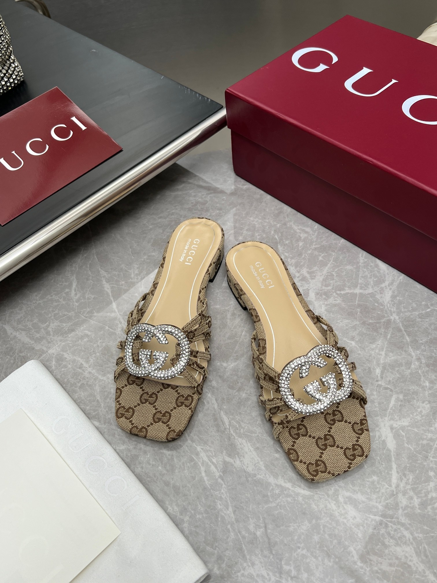 NO:682380,Gucci's latest version/new style double G diamond buckle flat slippers, purchasing agent level, top quality!  Purchase the original version and get a 1:1 top-quality replica!  The material is the same as the Y version. It is quite textured and can be compared with ZG. This high-heeled sandal has now become a classic item of the brand. The chain diamond buckle, a collection element inspired by the initials of Mr. GuccioGuccis02, injects brand connotation into this shoe. The brand uses different textures and colors to inject modern essence into the classic slippers. Paired with the chain and diamond decoration, it is simply too classic. The fabric is imported cow patent leather and the lining is imported sheepskin.  High heel, flat sole, Italian genuine leather outsole. Size 35-42 (41.42 customized) Full set of original packaging!  ,high heels slippers,gucci,sandals,high heels,slippers,sheepskin,Leather soles19860909Gucci最高版本／新款 双G钻扣平底拖鞋 代购级别,顶级品质！原版购入1:1顶级复刻！ 材质和Y版一致 相当有质感 可以对比ZG无差距 这款高跟凉鞋现已成为品牌经典单品,灵感源自GuccioGuccis02先生姓名首字母缩写的典藏元素链条钻扣为这款鞋履注入品牌内涵.·品牌运用不同织纹和配色在经典拖鞋中注入现代精髓.搭配上链条镶钻饰简直太经典了. 面料进口牛漆皮 内里进口羊皮里 跟高平底,大底意大利真皮大底. 码数35-42（41.42定做） 全套原版包装！,高跟鞋拖鞋,gucci,sandals,high heels,slippers,sheepskin,Leather soles,Women's Shoes