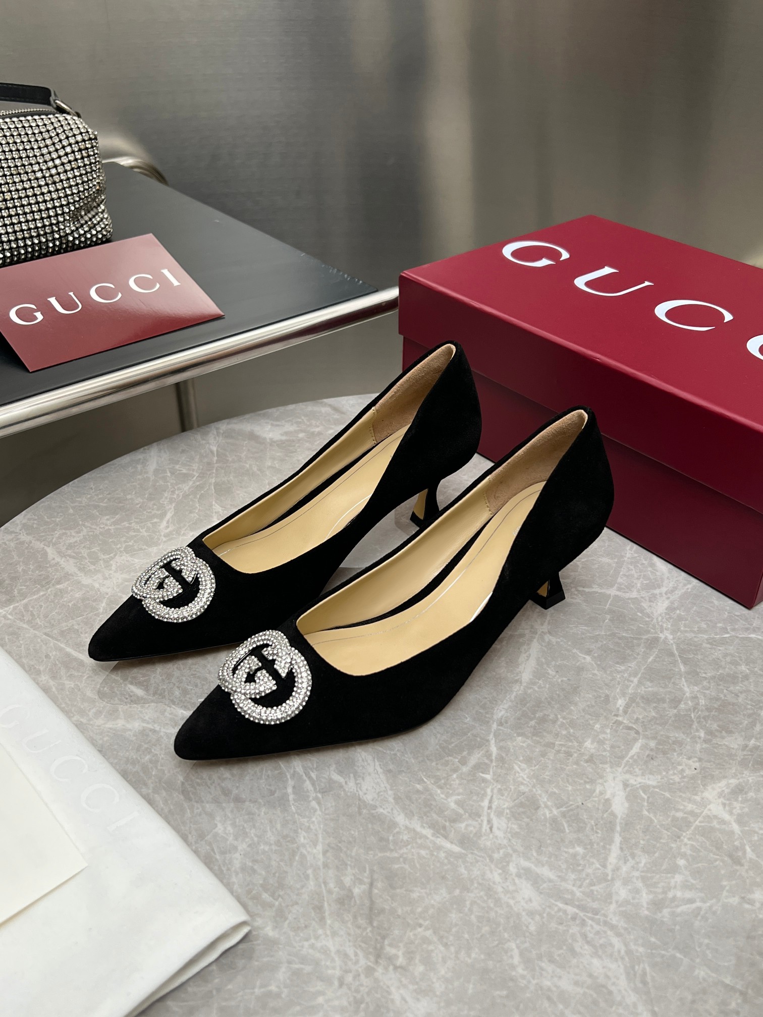 NO:682383,Gucci | Gucci’s new G family flagship series is finally available, and the products are worth looking forward to!  Original classic, create new design, BS new style, classic double G rhinestone pointed high heels, purchasing agent level!  Full of high-end feel!  A favorite among bloggers at home and abroad, it is retro and fashionable, easy to wear and looks great on your feet!  Official website mainly recommends, new colors are constantly updated ━━━━━t ━━━━━ Upper original high-customized beef tendon/cow patent leather Lining: imported sheepskin lining Original Italian genuine leather outsole Heel height 5.5cm Shoe size: 35-42 (41.42 can be customized):, high-heeled shoes, gucci, gucci, gucci, high  heels,sheepskin,leather soles19860909Gucci | 古驰 新款 G家 主打系列终于面世,狠货值得期待！原有的经典 创造新设计 BS新款 经典双G水钻尖头高跟鞋 代购级别！高级感十足！国内外博主刷爆的一款,复古又时髦 穿搭简便 上脚美炸了！官网主推,新色持续更新 ━━━━━ t ━━━━━ 鞋面原版高定制牛筋/牛漆皮  内里: 进口羊皮里 大底原版意大利真皮大底 跟高5.5cm 鞋码: 35-42（41.42可定制） :,高跟鞋单鞋,gucci,gucci,gucci,high heels,sheepskin,Leather soles,Women's Shoes