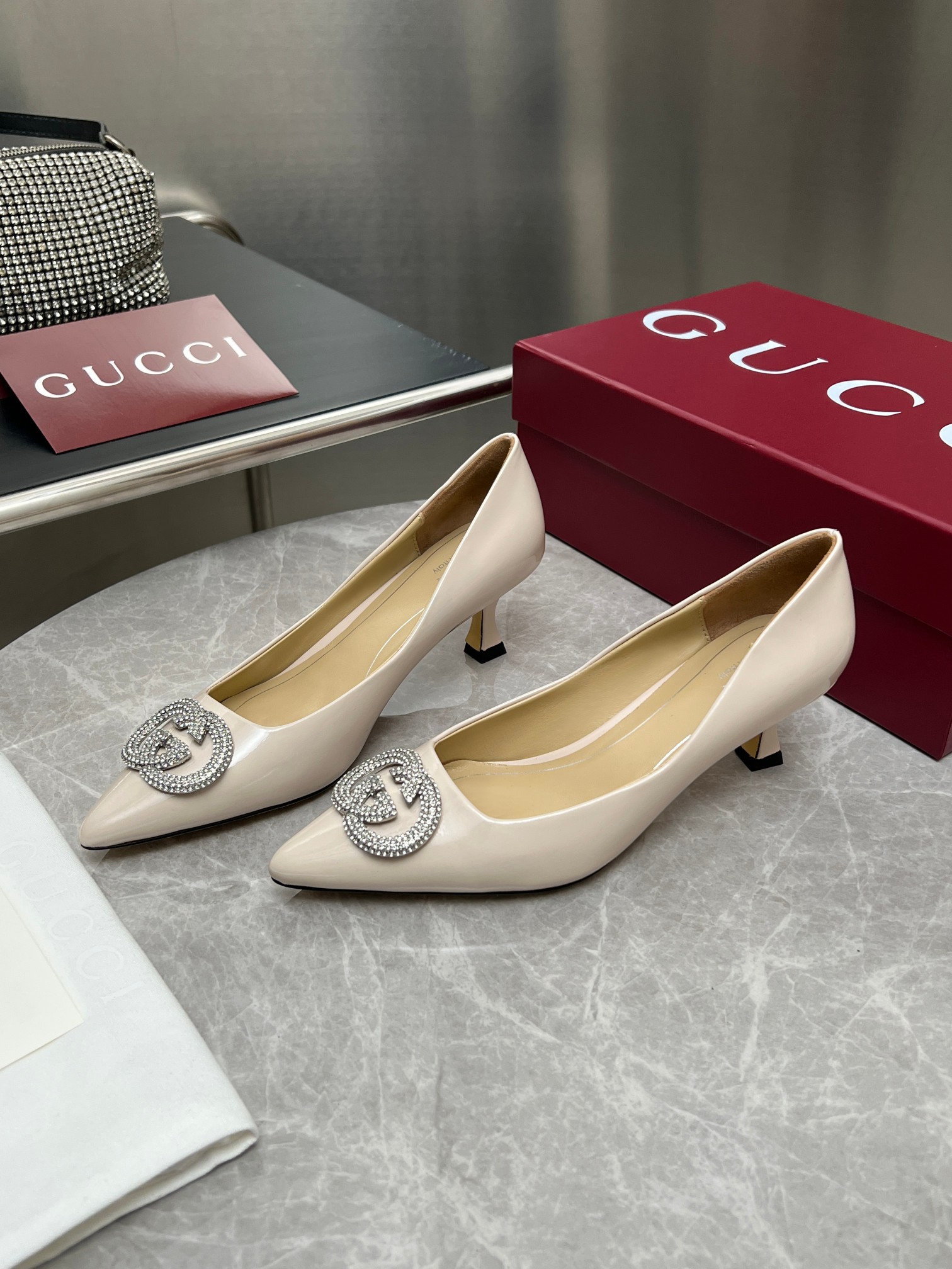 NO:682387,Gucci | Gucci’s new G family flagship series is finally available, and the products are worth looking forward to!  Original classic, create new design, BS new style, classic double G rhinestone pointed high heels, purchasing agent level!  Full of high-end feel!  A favorite among bloggers at home and abroad, it is retro and fashionable, easy to wear and looks great on your feet!  Official website mainly recommends, new colors are constantly updated ━━━━━t ━━━━━ Upper original high-customized beef tendon/cow patent leather Lining: imported sheepskin lining Original Italian genuine leather outsole Heel height 5.5cm Shoe size: 35-42 (41.42 can be customized):, high-heeled shoes, gucci, gucci, gucci, high  heels,sheepskin,leather soles19860909Gucci | 古驰 新款 G家 主打系列终于面世,狠货值得期待！原有的经典 创造新设计 BS新款 经典双G水钻尖头高跟鞋 代购级别！高级感十足！国内外博主刷爆的一款,复古又时髦 穿搭简便 上脚美炸了！官网主推,新色持续更新 ━━━━━ t ━━━━━ 鞋面原版高定制牛筋/牛漆皮  内里: 进口羊皮里 大底原版意大利真皮大底 跟高5.5cm 鞋码: 35-42（41.42可定制） :,高跟鞋单鞋,gucci,gucci,gucci,high heels,sheepskin,Leather soles,Women's Shoes