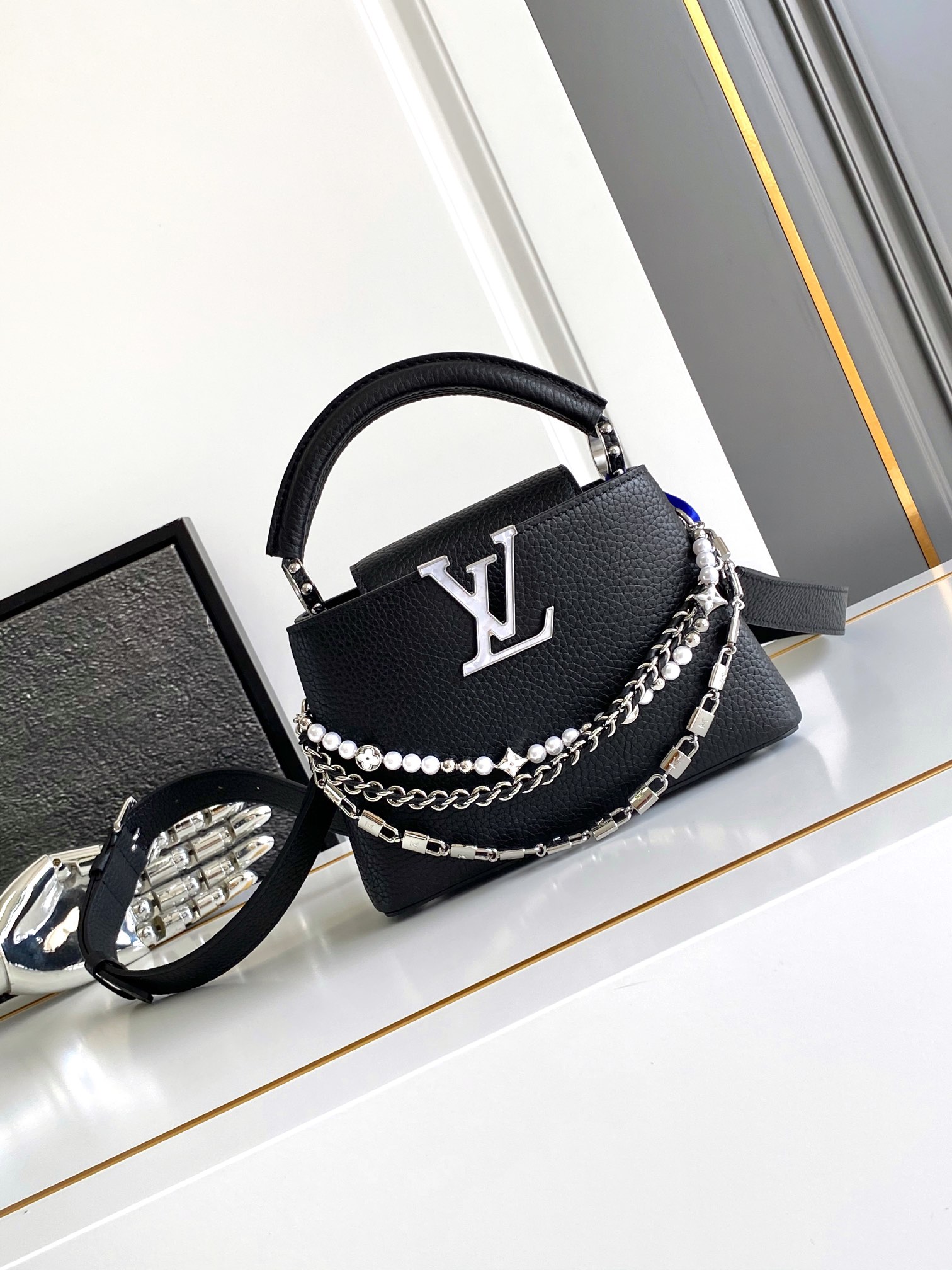 ，动态芯片，特级专供代购，M11908黑

详细特征:21x14x8cm（...