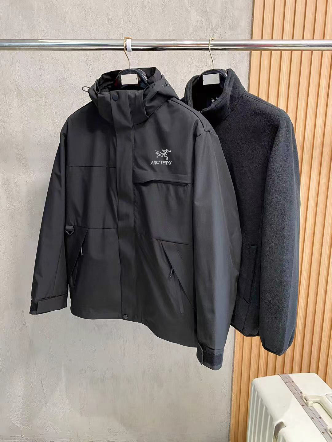 NO:598389,(Three-in-one lamb wool) [Arc'teryx Behringer 1000-needle embroidery] [Different from the cheap version with easy-to-fall off prints on the market] The highest version of ARCTERYX beta SV Arc'teryx hard-shell top-grade fully-glued version of the jacket. Self-purchased ZP printing. All data. Accessories. Full set of accessories customized. Whole garment. Armpit YKK two-way zipper. All hardware is molded and customized. Tag book description analysis, multi-link washing.  The BetaLT jacket is designed to be simple and versatile, delivering the performance you need in alpine environments. Made from bluesign@-certified N40 LGORE-TEX fabric with tricot backing, it is lightweight and abrasion-resistant, windproof, waterproof and breathable, suitable for a variety of activities. The helmet-compatible StormHood protects well without affecting vision, WaterTight zippers on the hand pockets for easy access to items, underarm zippers for quick ventilation, and the spliced design allows for freedom of movement.  BETA multi-purpose garment is suitable for a variety of activities and environments. Lightweight High-performance minimalist design that is lightweight yet durable. GORE-TEX waterproof, windproof, breathable fabric provides multi-faceted protection. Traditional bellows cross-reverse entry alpine pockets set high, VISLON center front zipper, adjustable Velcro cuff tabs, ZiP-in compatible, ARC embroidered on chest using Patagon machine  TERYX logo size M to -3xl,arc'teryx,jackets & coats,hats,alexander wang19860909（三合一羊羔毛）【始祖鸟百灵达万针刺绣】【区别市场易脱落印花廉价版本】最高版本ARCTERYX beta SV始祖鸟硬壳顶级全压胶版本冲锋衣 自购ZP打版 所有数据 辅料 全套辅料定制 整衣 腋下YKK双向拉链,五金全部开模定制,吊牌书说明解析 ,多联水洗. 这款BetaLT夹克设计简洁而通用,可提供高山环境所需的性能.采用bluesign@认证的采用带经编背衬N40LGORE-TEX面料,轻薄而耐磨,防风、防水且透气,适合多种活动穿着. 头盔兼容StormHood兜帽防护良好且不影响视线,插手口袋设有WaterTight拉链,便于取放物品,腋下拉链便于快速通风,拼接设计使活动自如. BETA多用途服装适用于多种活动和环境. 轻量 高性能的简约设计,轻量而耐磨. GORE-TEX防水、防风、透气面料可提供多面防护. 传统风琴交叉反向进入高山口袋设置在高位,VISLON中央正面拉链,可调节Velcro袖口魔术贴标签,兼容ZiP-in,在胸前采用百达灵机器绣上了ARC TERYX徽标码数M到-3xl,arc'teryx,jackets & coats,hats,alexander wang,Men's clothing