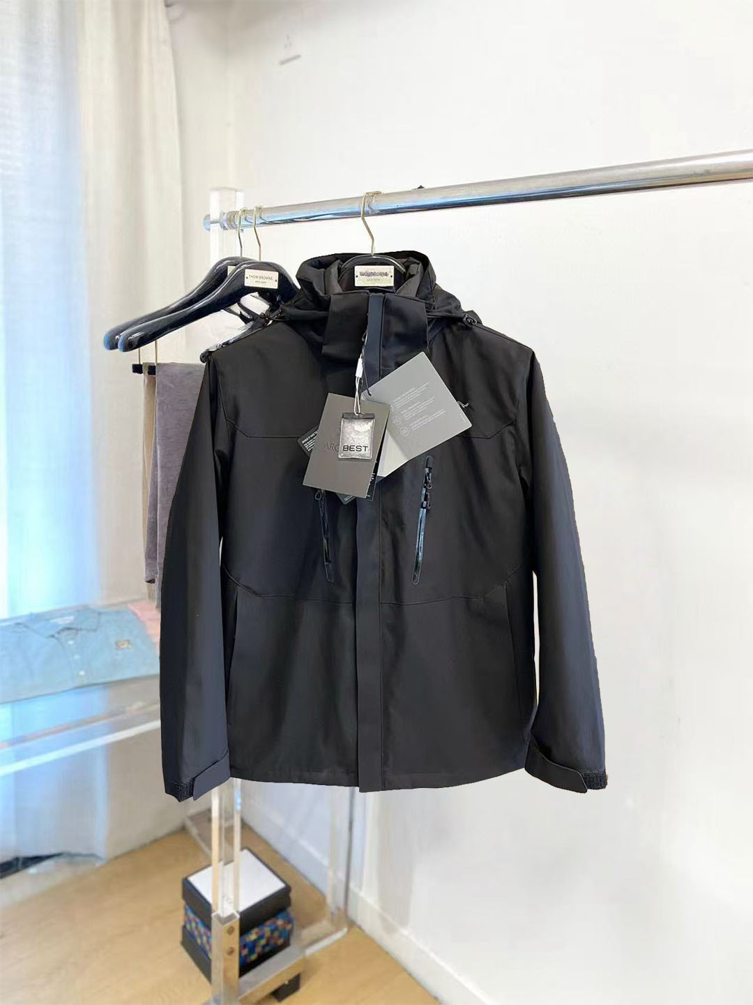 NO:598385,Top-quality Arc'teryx down (three-in-one detachable) [Archa'teryx Behringer 10,000-needle embroidery] [Different from the cheap version with easy-to-fall off prints on the market] Autumn and winter new down jacket Arc'teryx new hooded design down jacket, popular three-in-one outdoor activity jacket down jacket!  Made of shiny nylon fabric, with classic embroidery design logo on the chest, filled with comfortable goose down and goose feathers. It has a loose fit. Ingredient content: outer layer: polyamide*, lining: polyamide, filling: goose down, goose down; velvet content: 95%, filling: polyester fiber, *at least 70% of the main materials of this boutique come from renewable components  Down jackets from European and American fashion brands, top-quality original imported fabrics, purchased from luxury brands, fashionable and casual styles, exquisite, elegant, intellectual and comfortable, a top luxury product not to be missed!  Size M-XXXL,arc'teryx,jackets & coats,down jacket,hats,alexander wang19860909顶级始祖鸟羽绒（三合一可拆卸）【始祖鸟百灵达万针刺绣】【区别市场易脱落印花廉价版本】秋冬新款羽绒服始祖鸟新款连帽设计羽绒服外套,爆款三合一户外活动冲锋衣羽绒服！选用亮泽尼龙面料打造,胸前经典刺绣设计logo,充盈填充舒适的鹅绒和鹅毛.呈现宽松版型,成分含量:外层:聚酰胺*,内衬:聚酰胺,填充:鹅绒,鹅毛;绒子含量95,填衬:聚酯纤维,*此件精品的主要材料中至少70来自可再生成分 欧美时尚大牌羽绒外套,顶级原版进口面料,奢侈大牌代购,时尚潮流休闲版型,精致优雅知性舒适,不可错过的顶奢精品！尺码M-XXXL,arc'teryx,jackets & coats,down jacket,hats,alexander wang,Men's clothing