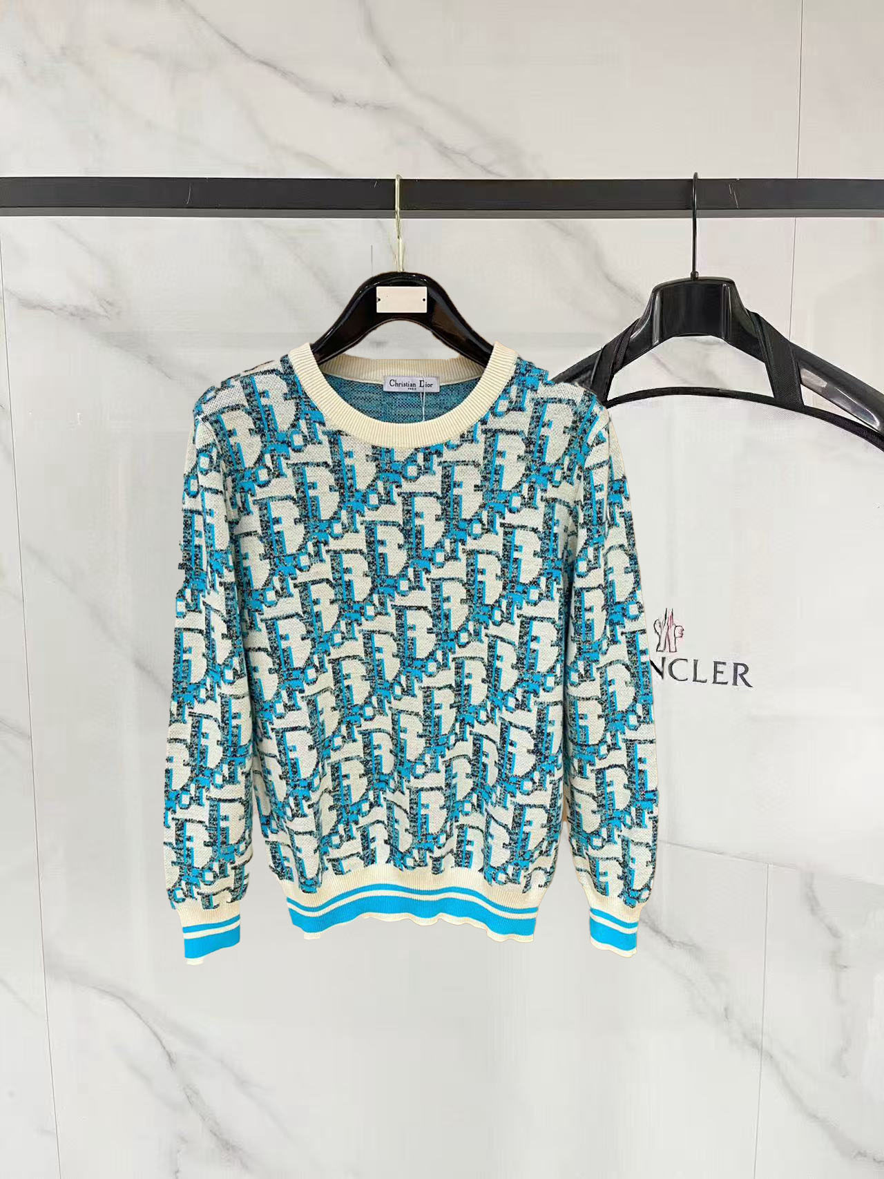 NO:662662,Dior's 2025 new wool round-neck knit has a delicate and soft feel, which can be directly contacted with the skin, allowing the warm yarn to change into a delicate texture. The top-notch craftsmanship is very distinctive and colorful, and the style is simple, elegant and exquisite. The three-dimensional tailoring design makes the entire sweater upper body full of youthful vitality and vitality. It is recommended as a must-have for autumn and winter. Sizes M-3XL, dior, sweaters,  19860909迪奥 2025新品羊毛圆领针织具有手感细腻柔软,可直接与肌肤接触,让暖心的纱线变化出细腻的质感,顶级工艺极具特色出彩,款式简约大方精美 立体剪裁的版型设计,让整款毛衣上身尽显青春活力和朝气,推荐款秋冬季穿搭必备.尺码M-3XL,,dior,sweaters, ,Men's clothing